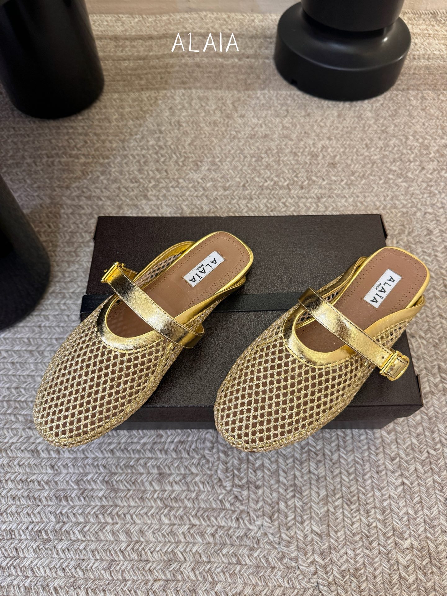 无钻alaia 26c new arrival～渔网系列爆🔥单品，时下流行审美。不过应该就今年🔥吧，这牌