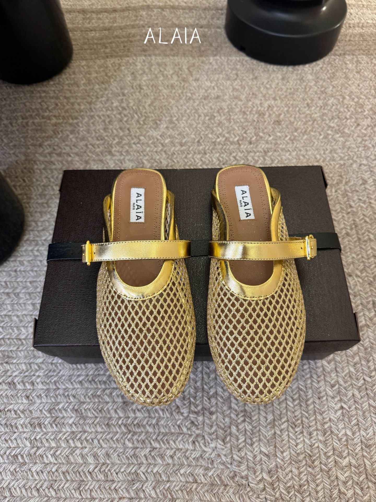 无钻alaia 26c new arrival～渔网系列爆🔥单品，时下流行审美。不过应该就今年🔥吧，这牌