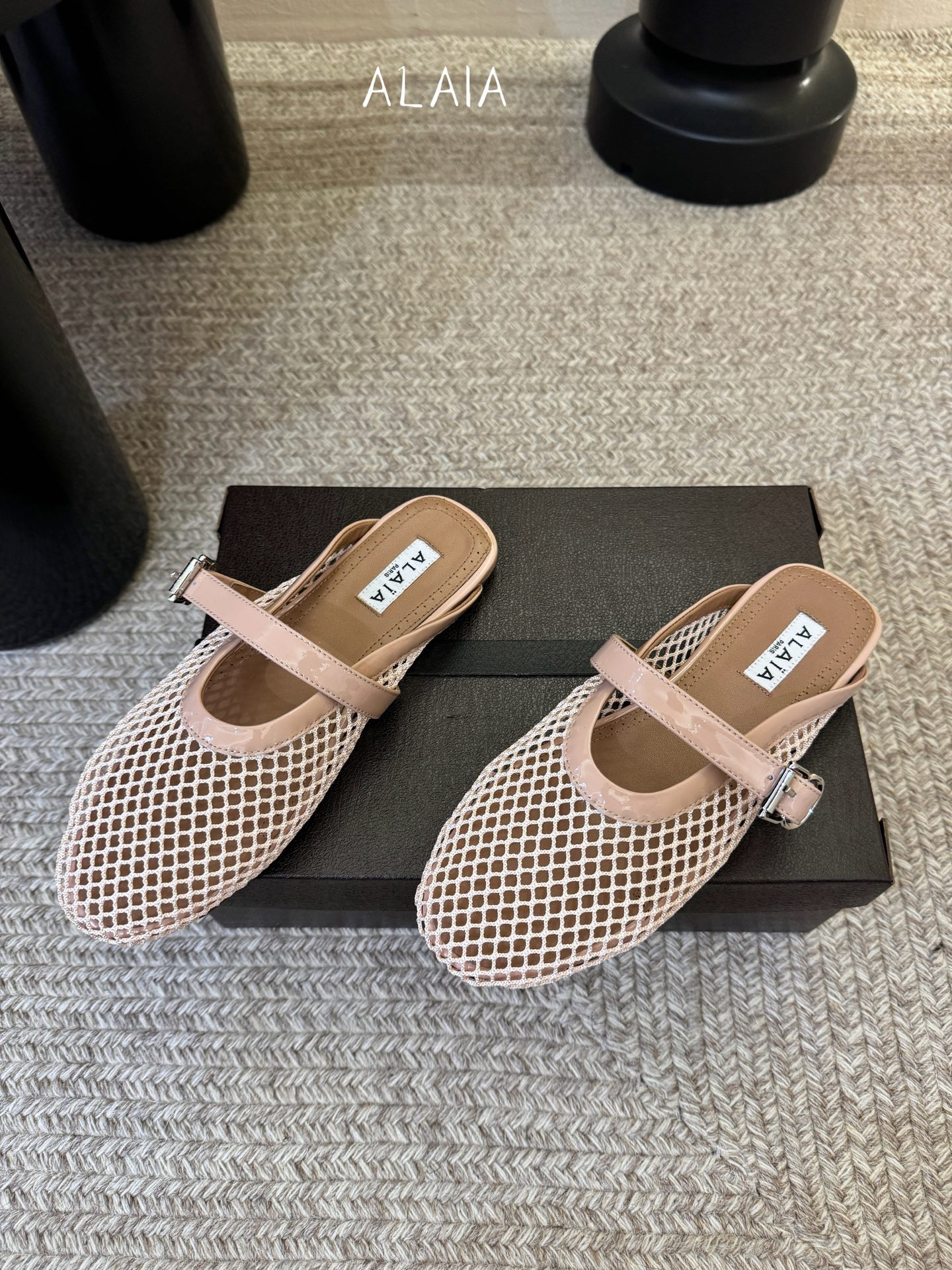 无钻alaia 26c new arrival～渔网系列爆🔥单品，时下流行审美。不过应该就今年🔥吧，这牌