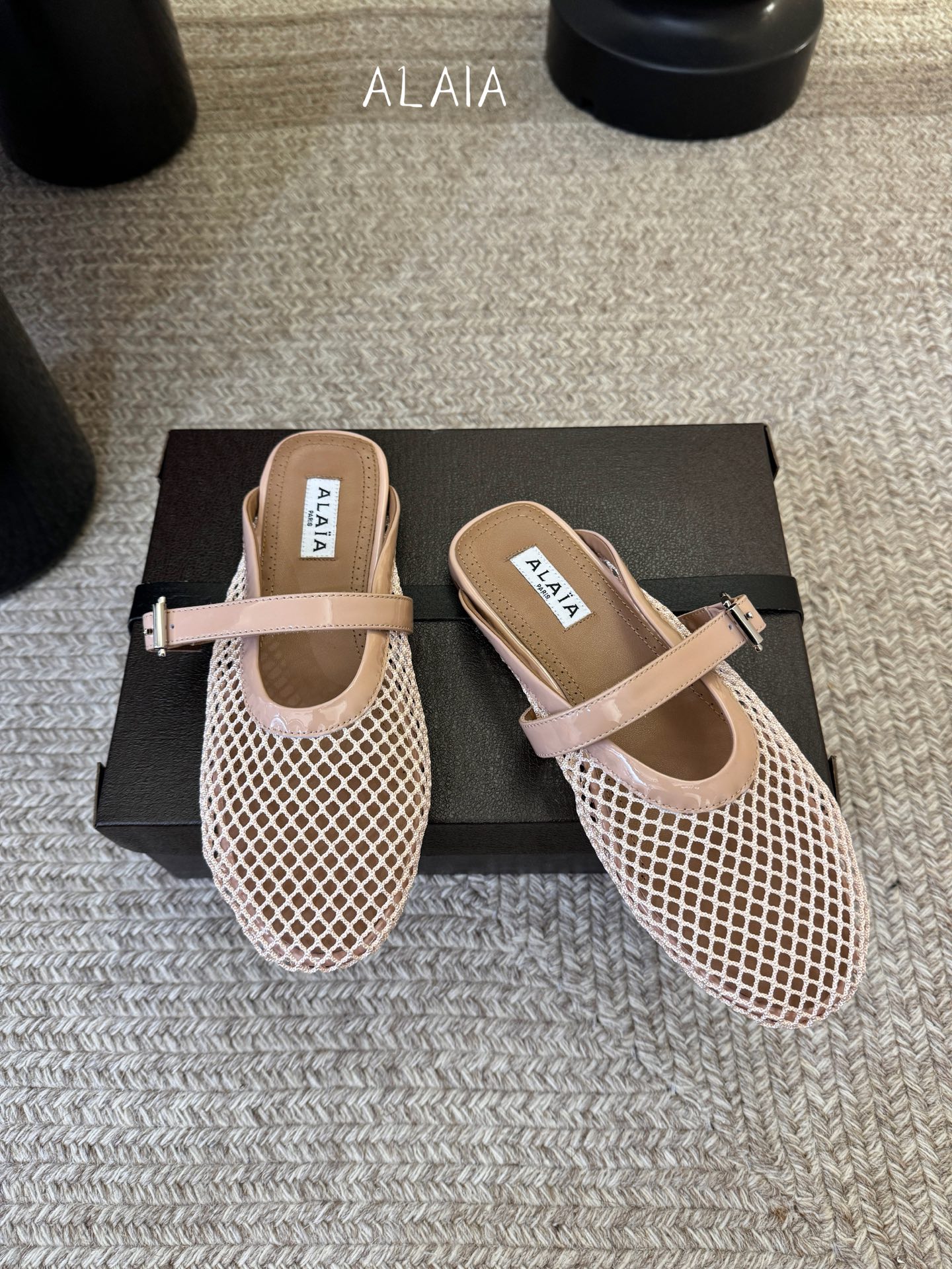 无钻alaia 26c new arrival～渔网系列爆🔥单品，时下流行审美。不过应该就今年🔥吧，这牌