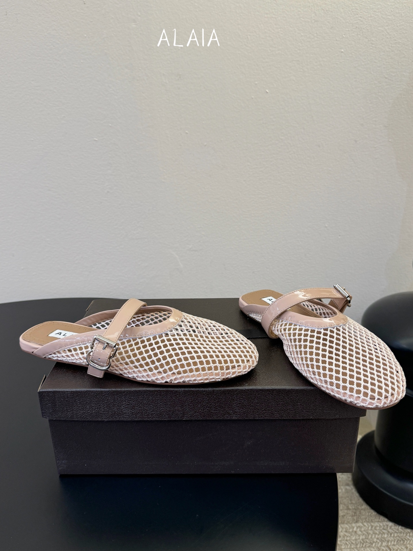 无钻alaia 26c new arrival～渔网系列爆🔥单品，时下流行审美。不过应该就今年🔥吧，这牌