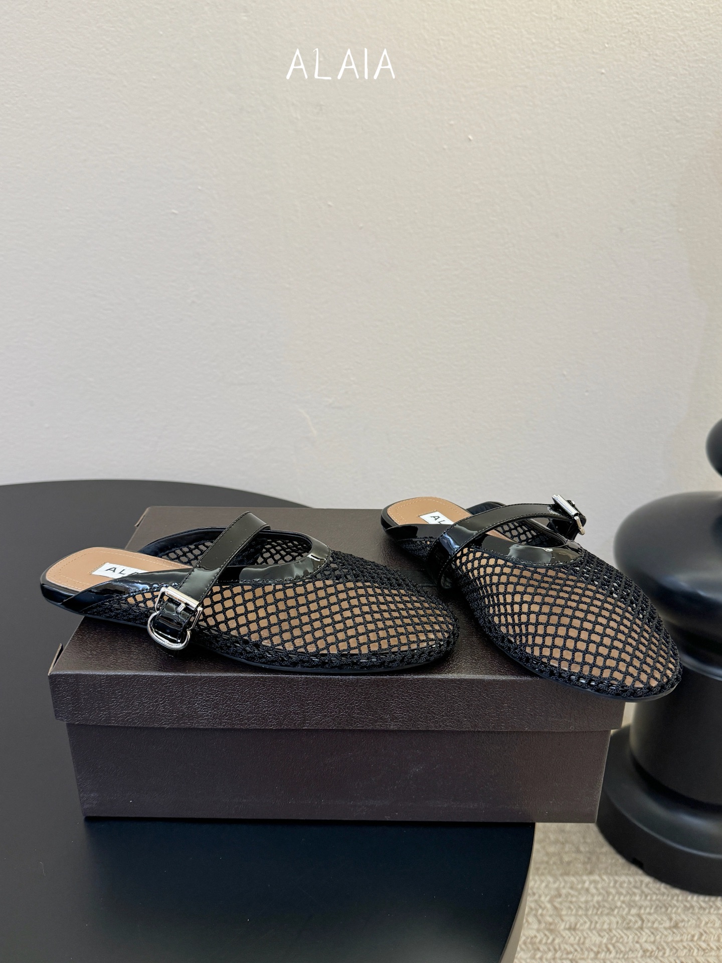 无钻alaia 26c new arrival～渔网系列爆🔥单品，时下流行审美。不过应该就今年🔥吧，这牌