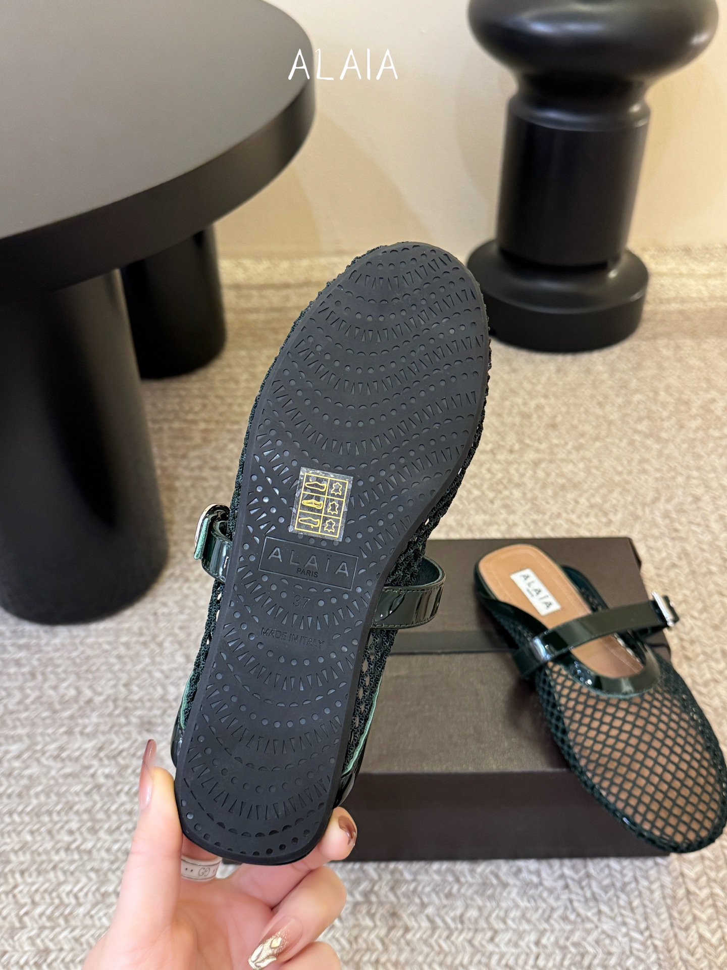 无钻alaia 26c new arrival～渔网系列爆🔥单品，时下流行审美。不过应该就今年🔥吧，这牌