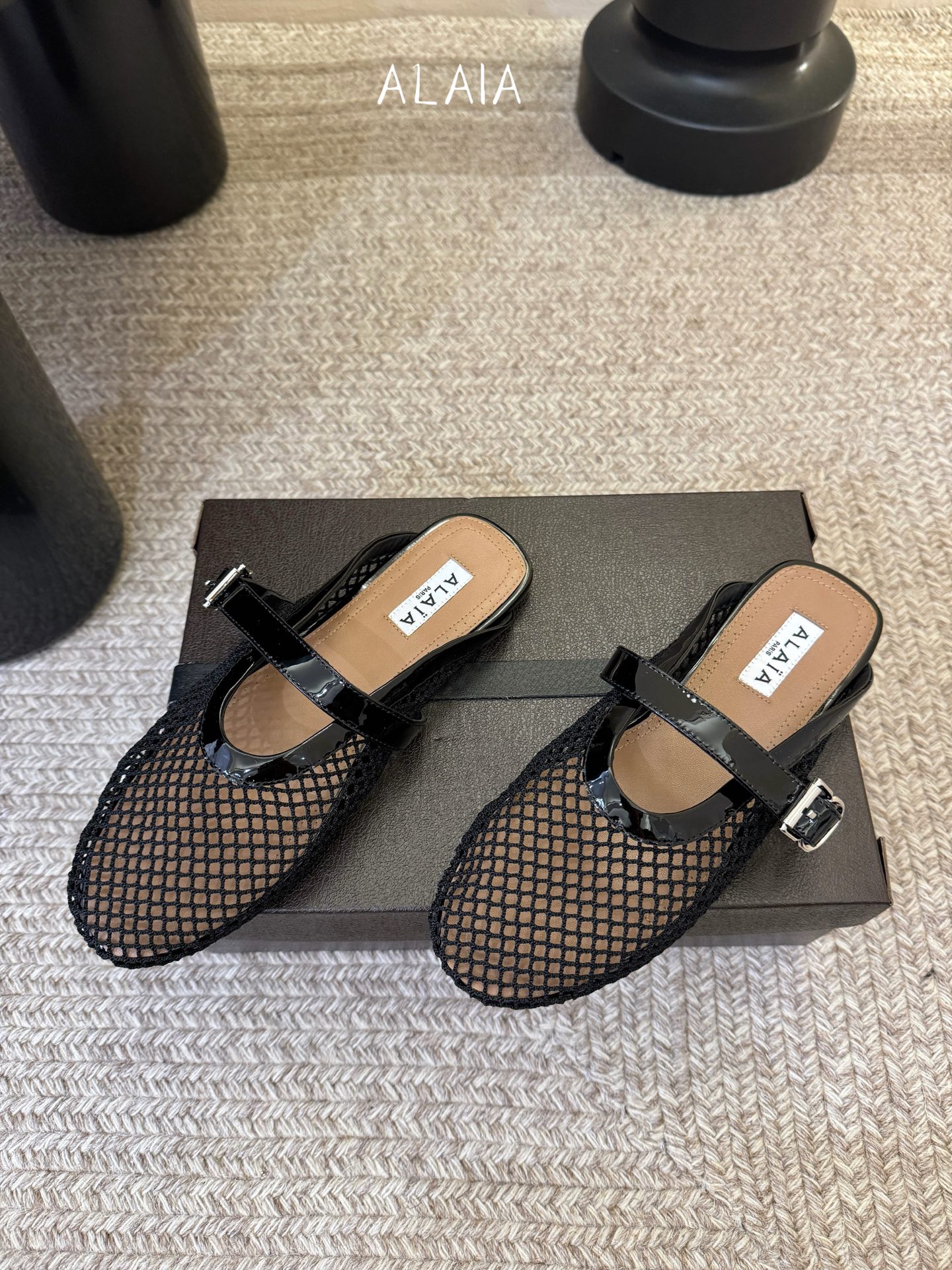 无钻alaia 26c new arrival～渔网系列爆🔥单品，时下流行审美。不过应该就今年🔥吧，这牌