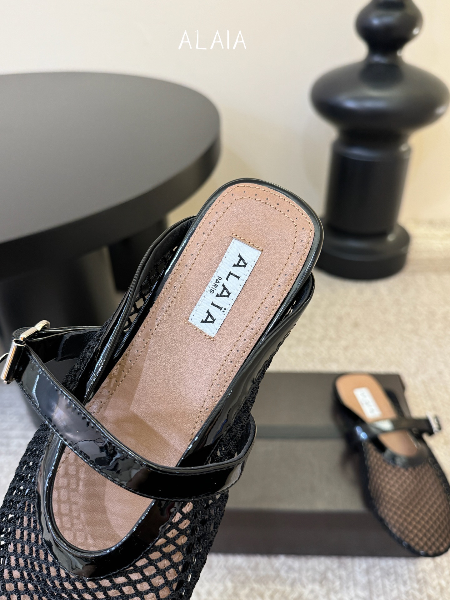 无钻alaia 26c new arrival～渔网系列爆🔥单品，时下流行审美。不过应该就今年🔥吧，这牌