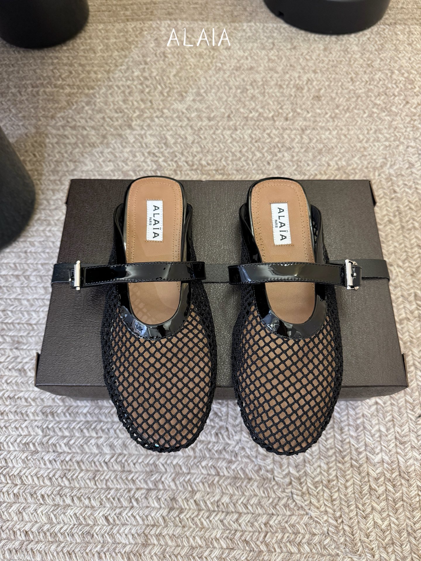 无钻alaia 26c new arrival～渔网系列爆🔥单品，时下流行审美。不过应该就今年🔥吧，这牌