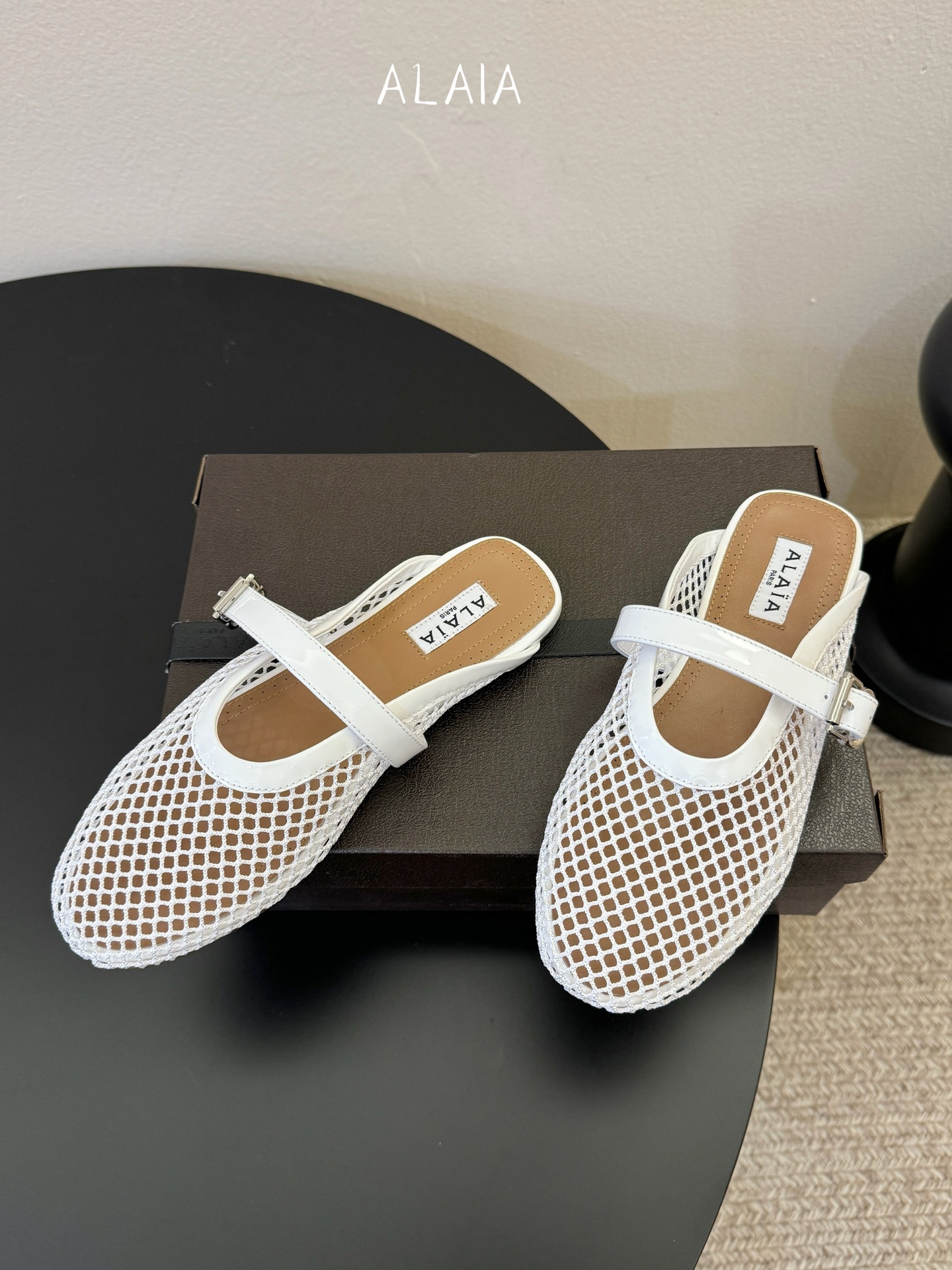 无钻alaia 26c new arrival～渔网系列爆🔥单品，时下流行审美。不过应该就今年🔥吧，这牌