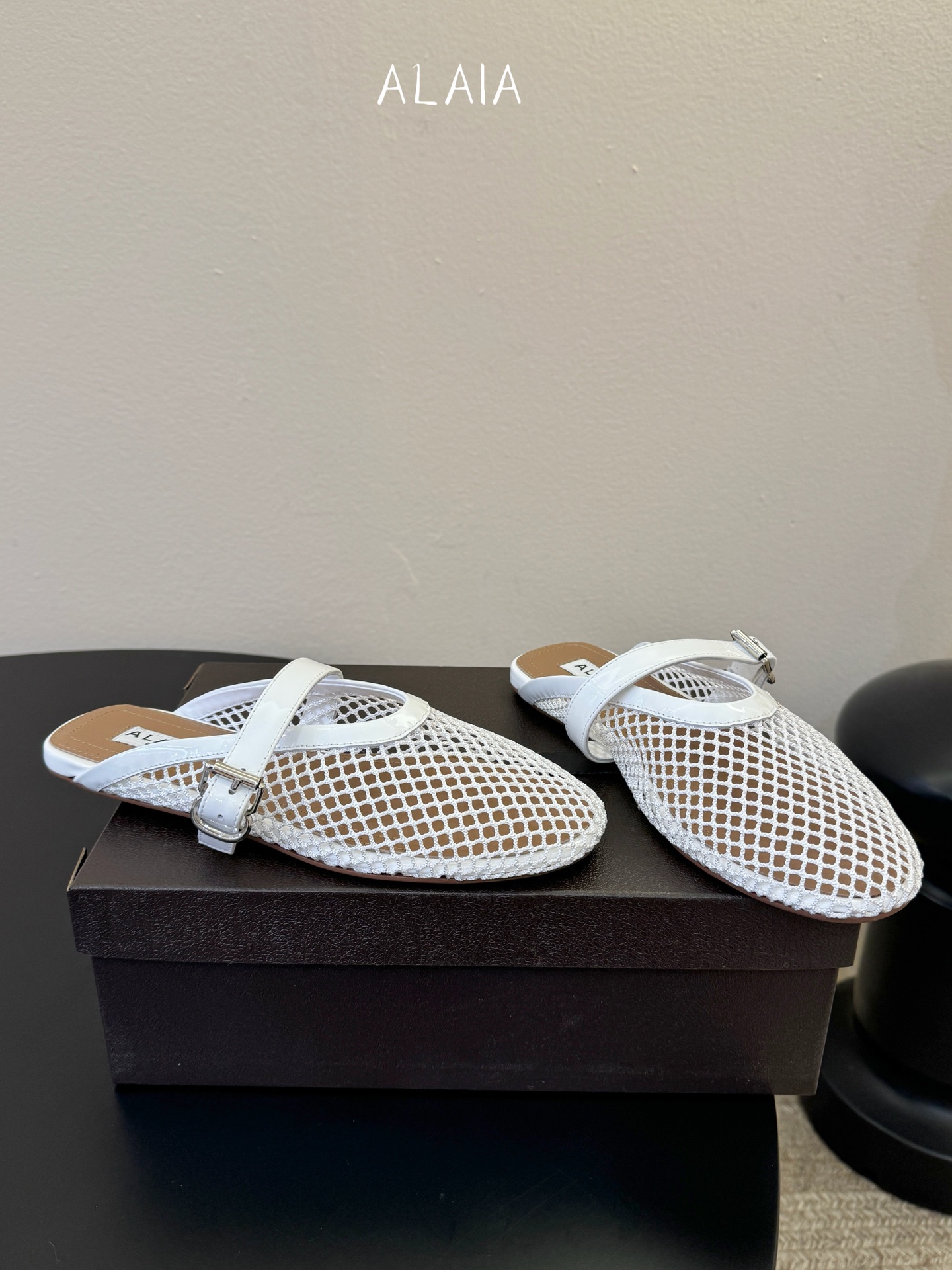 无钻alaia 26c new arrival～渔网系列爆🔥单品，时下流行审美。不过应该就今年🔥吧，这牌