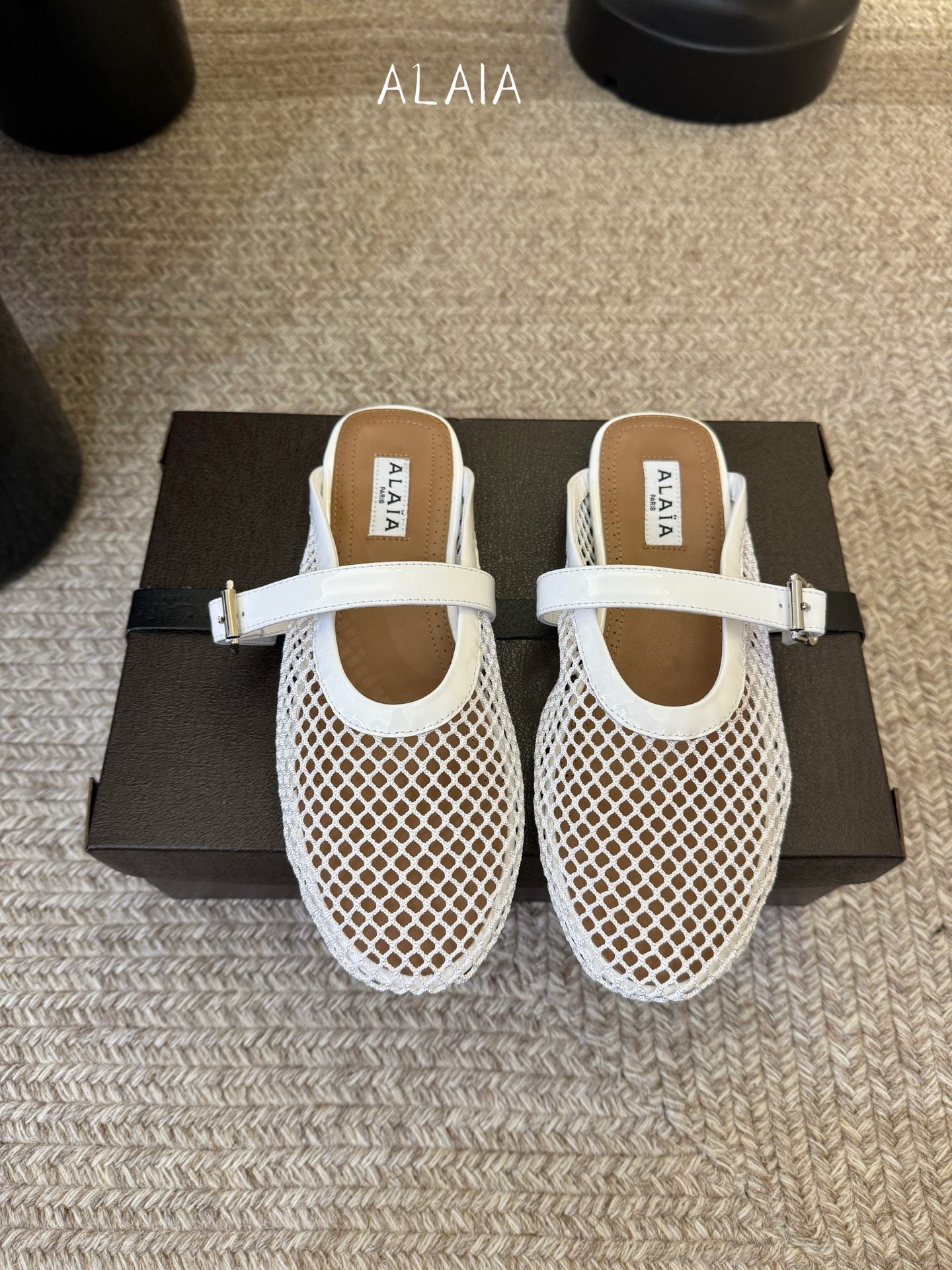 无钻alaia 26c new arrival～渔网系列爆🔥单品，时下流行审美。不过应该就今年🔥吧，这牌