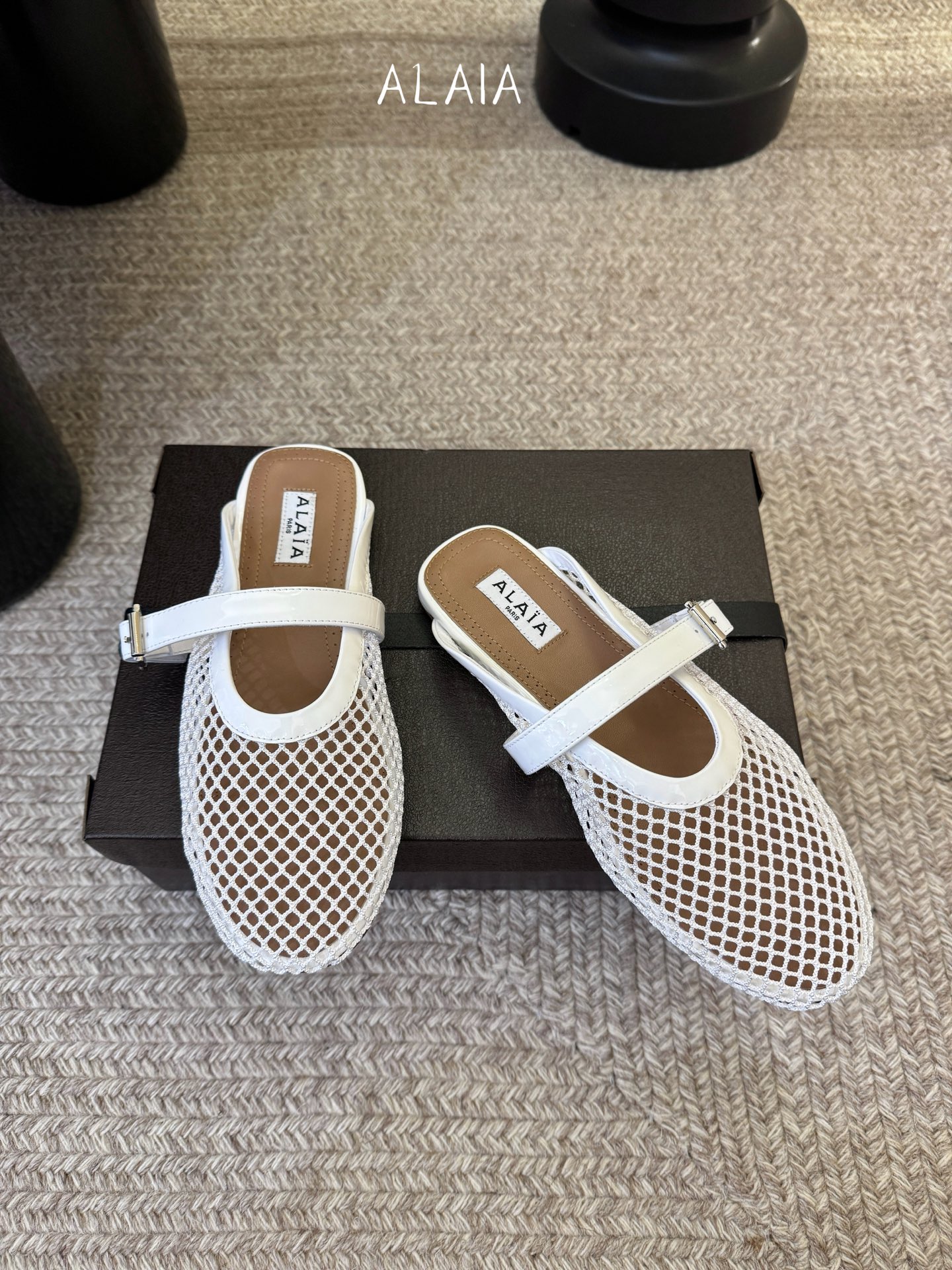 无钻alaia 26c new arrival～渔网系列爆🔥单品，时下流行审美。不过应该就今年🔥吧，这牌