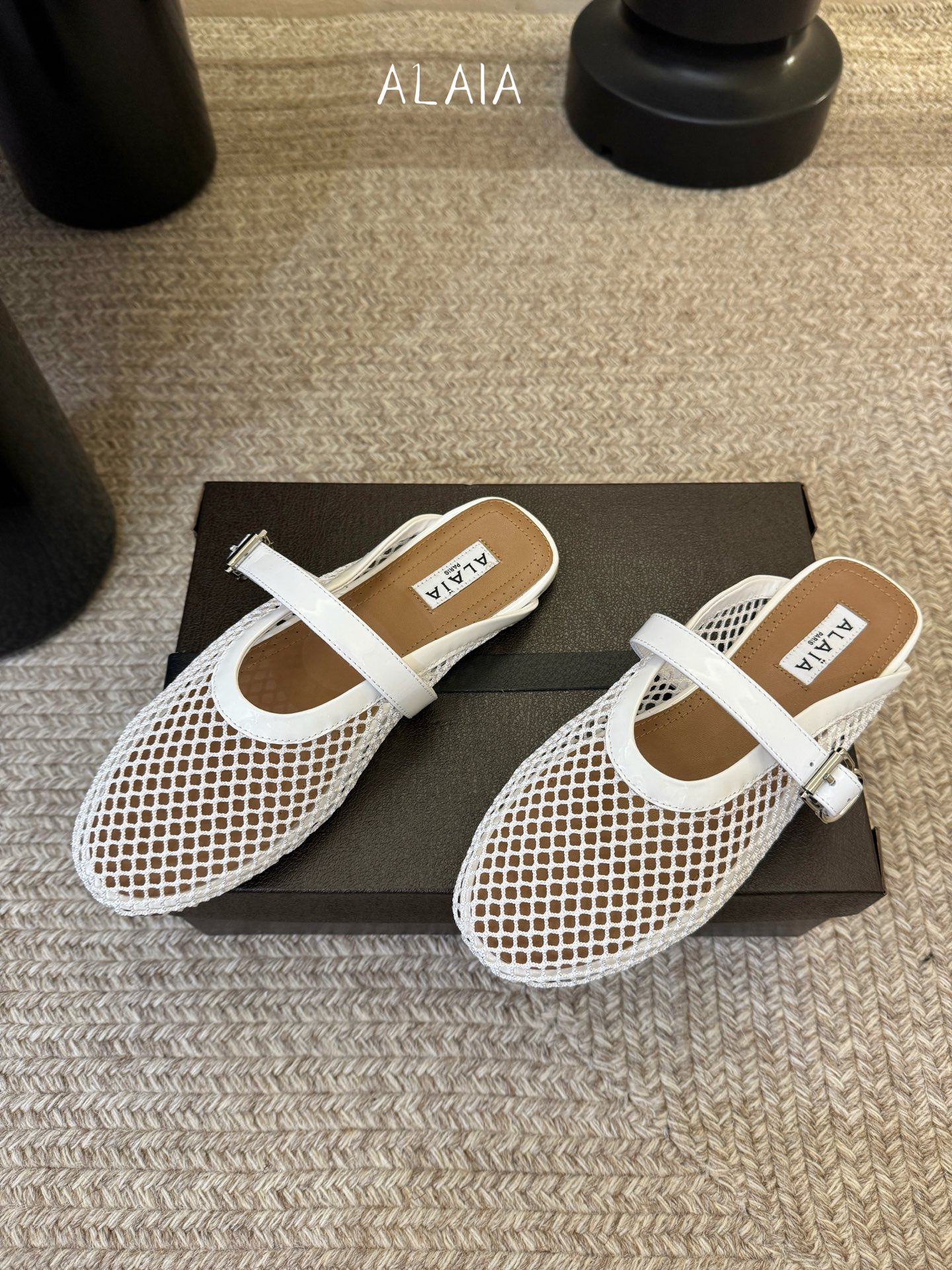 无钻alaia 26c new arrival～渔网系列爆🔥单品，时下流行审美。不过应该就今年🔥吧，这牌