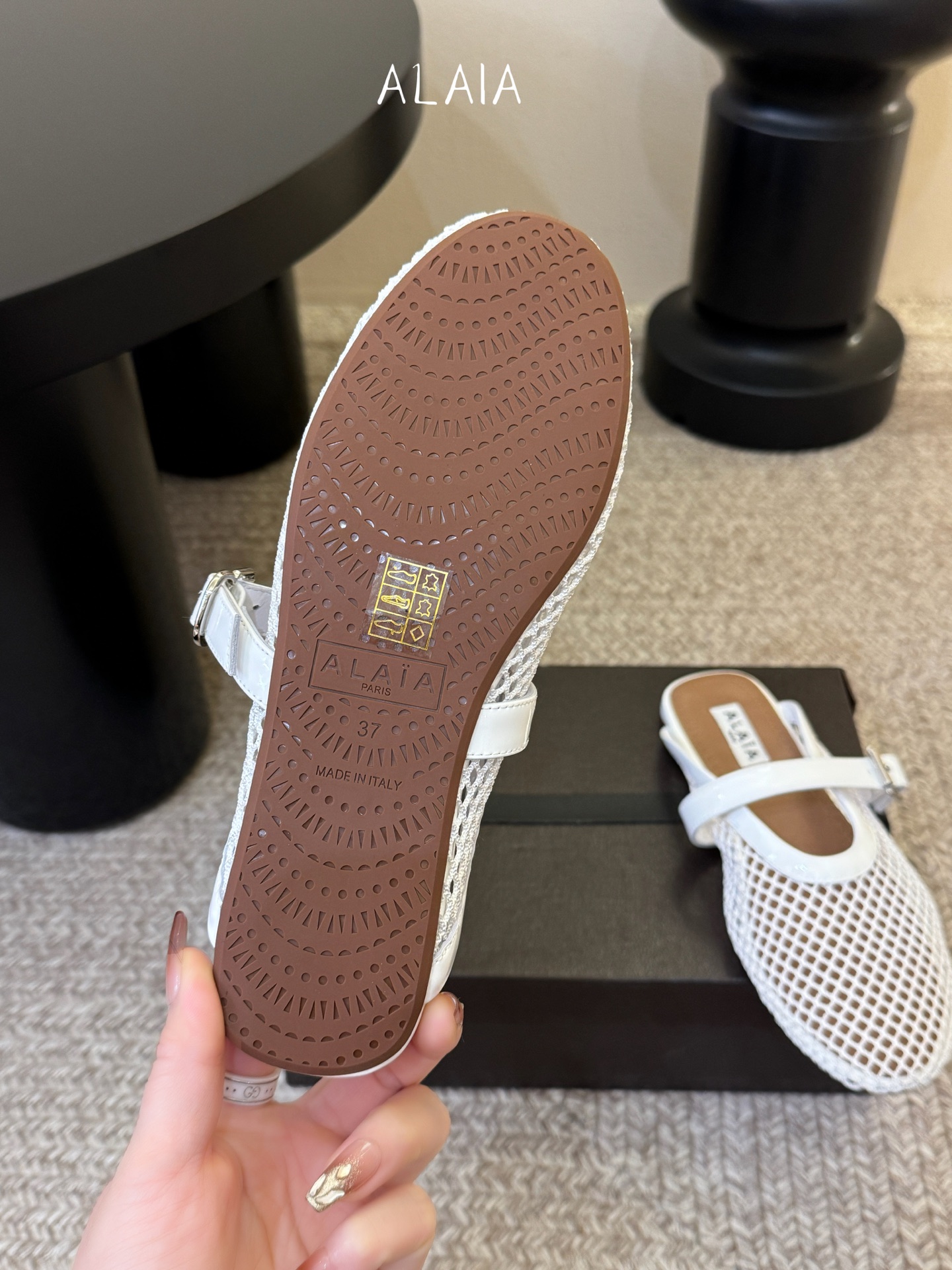 无钻alaia 26c new arrival～渔网系列爆🔥单品，时下流行审美。不过应该就今年🔥吧，这牌