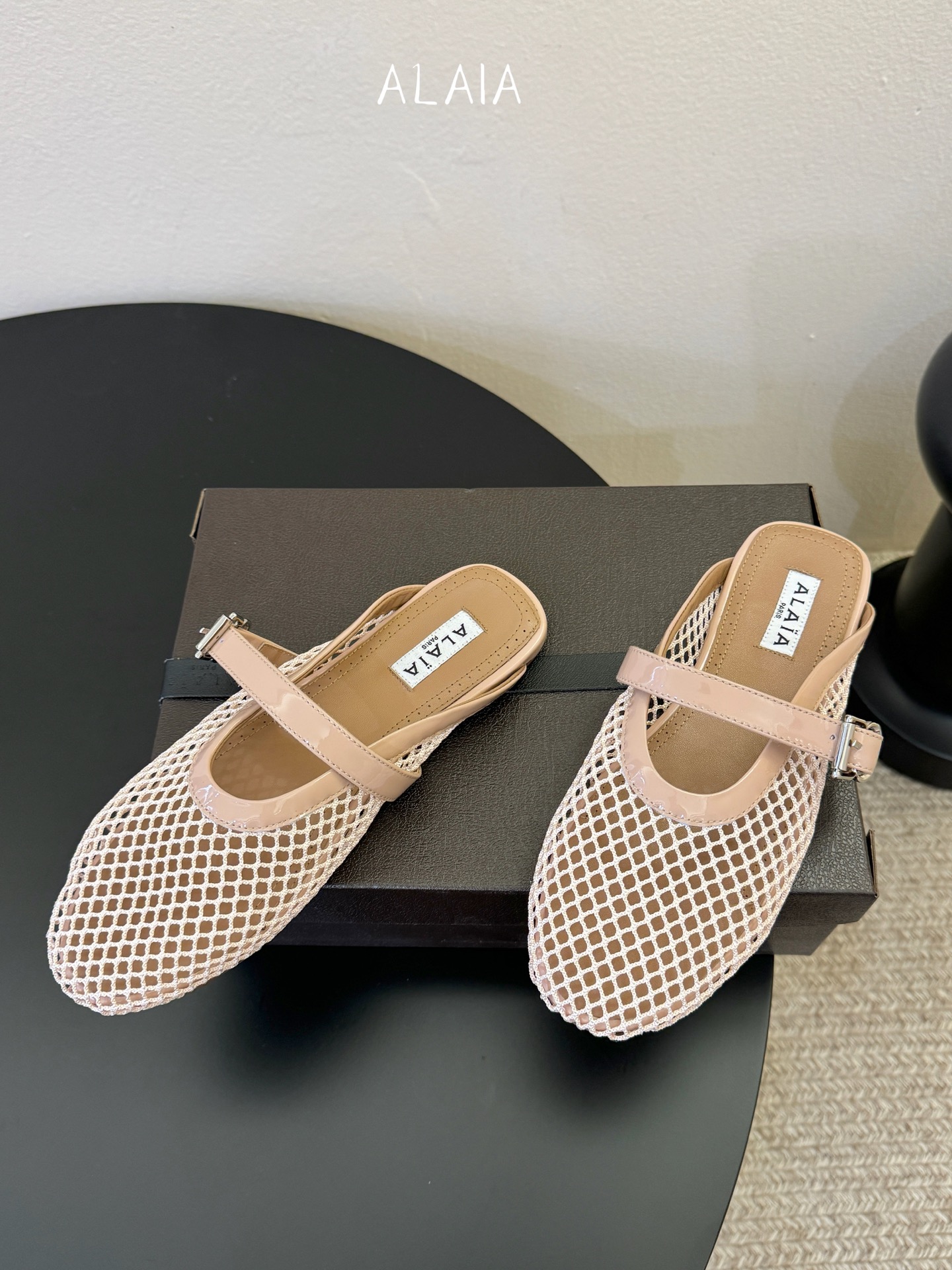 无钻alaia 26c new arrival～渔网系列爆🔥单品，时下流行审美。不过应该就今年🔥吧，这牌