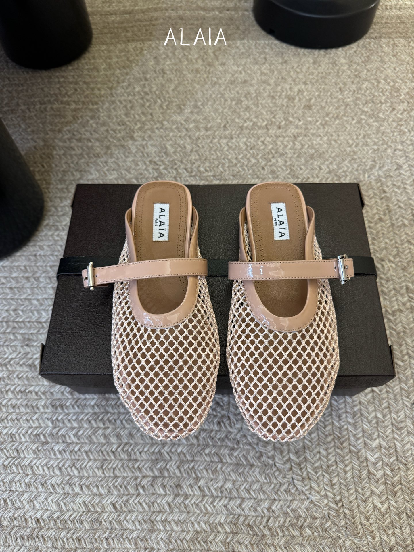 无钻alaia 26c new arrival～渔网系列爆🔥单品，时下流行审美。不过应该就今年🔥吧，这牌