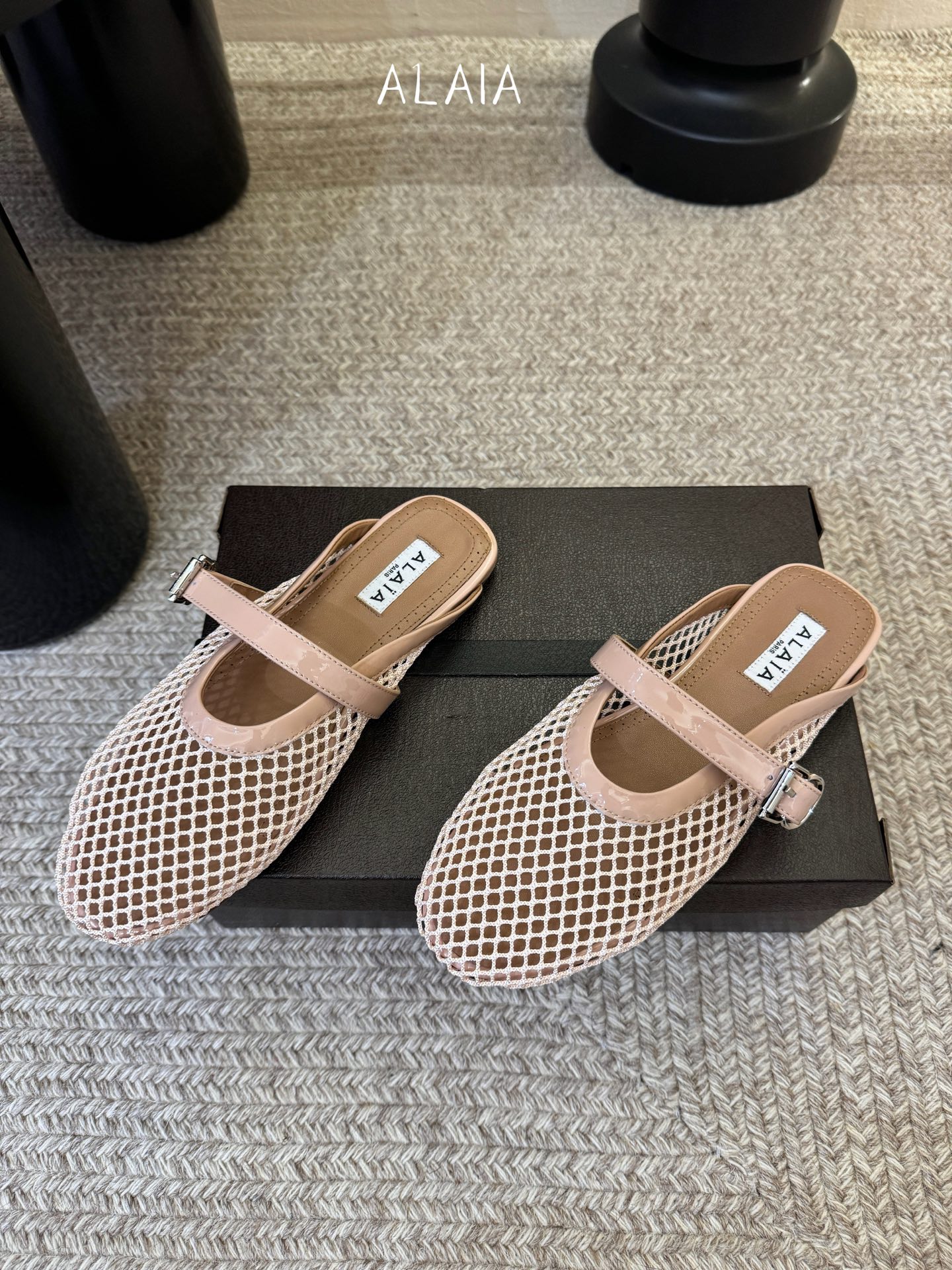 无钻alaia 26c new arrival～渔网系列爆🔥单品，时下流行审美。不过应该就今年🔥吧，这牌