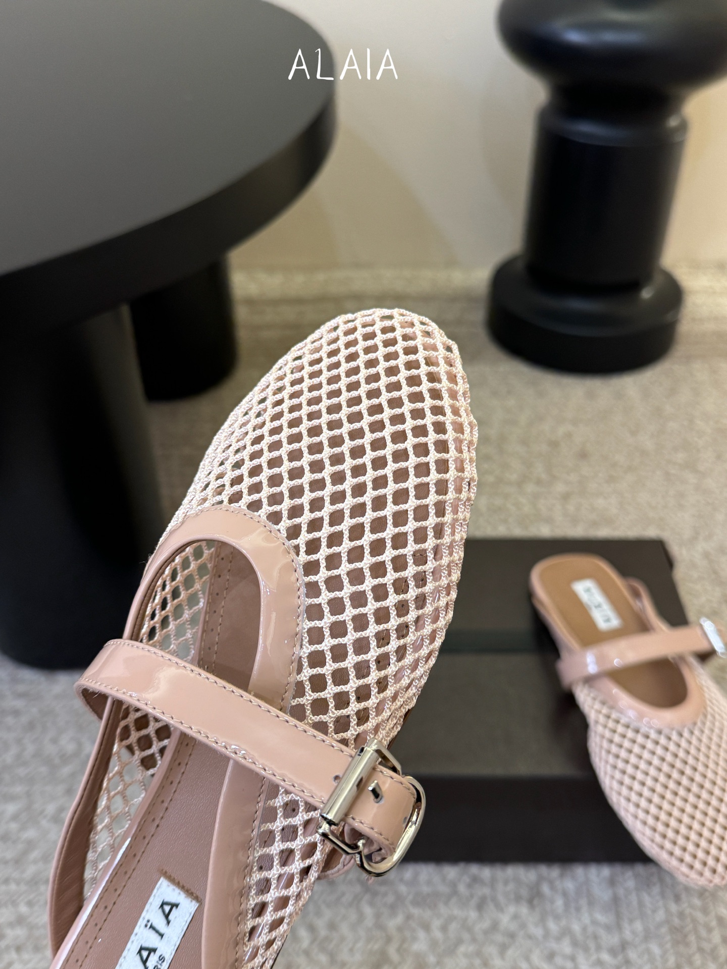 无钻alaia 26c new arrival～渔网系列爆🔥单品，时下流行审美。不过应该就今年🔥吧，这牌