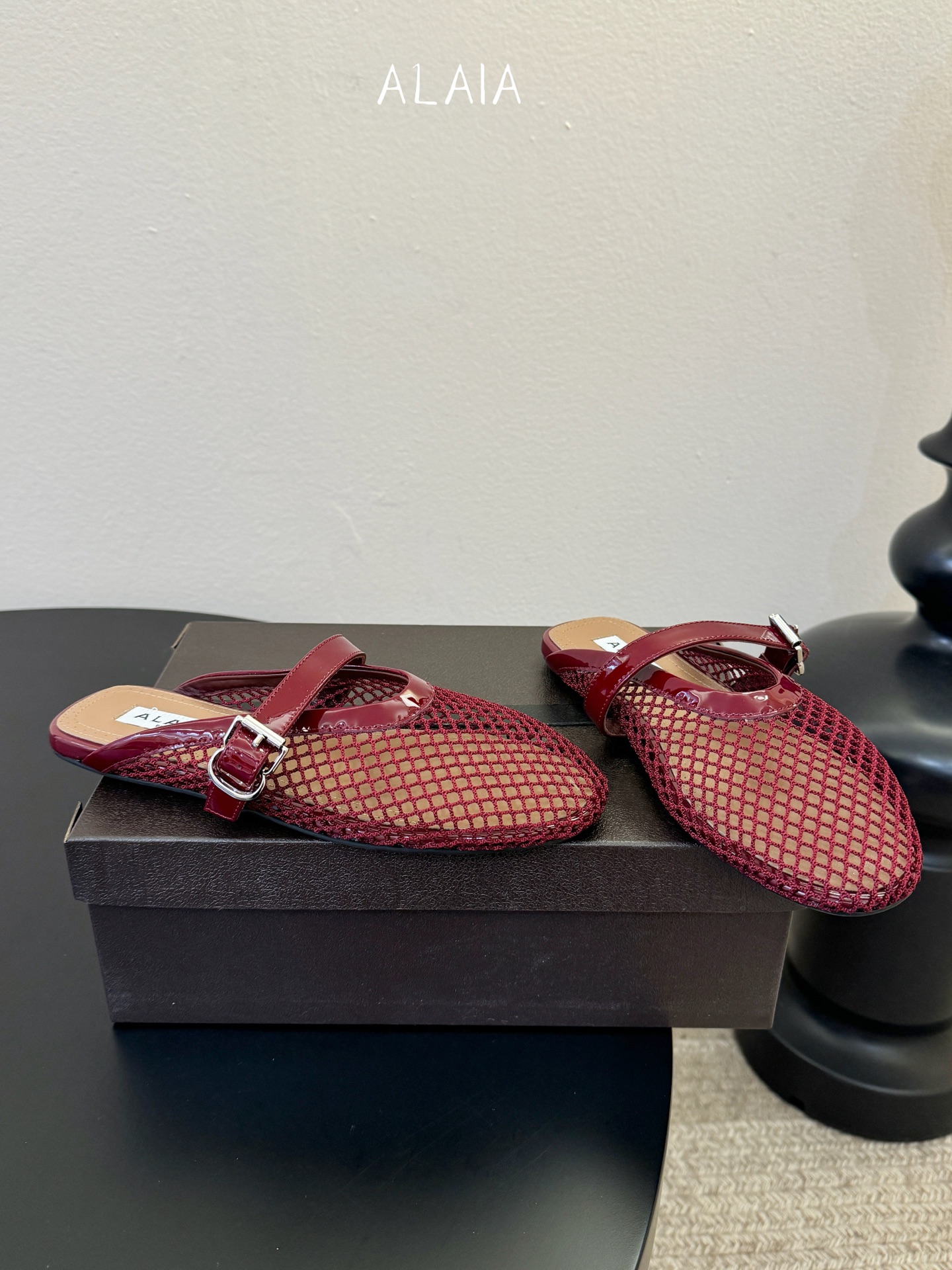 无钻alaia 26c new arrival～渔网系列爆🔥单品，时下流行审美。不过应该就今年🔥吧，这牌