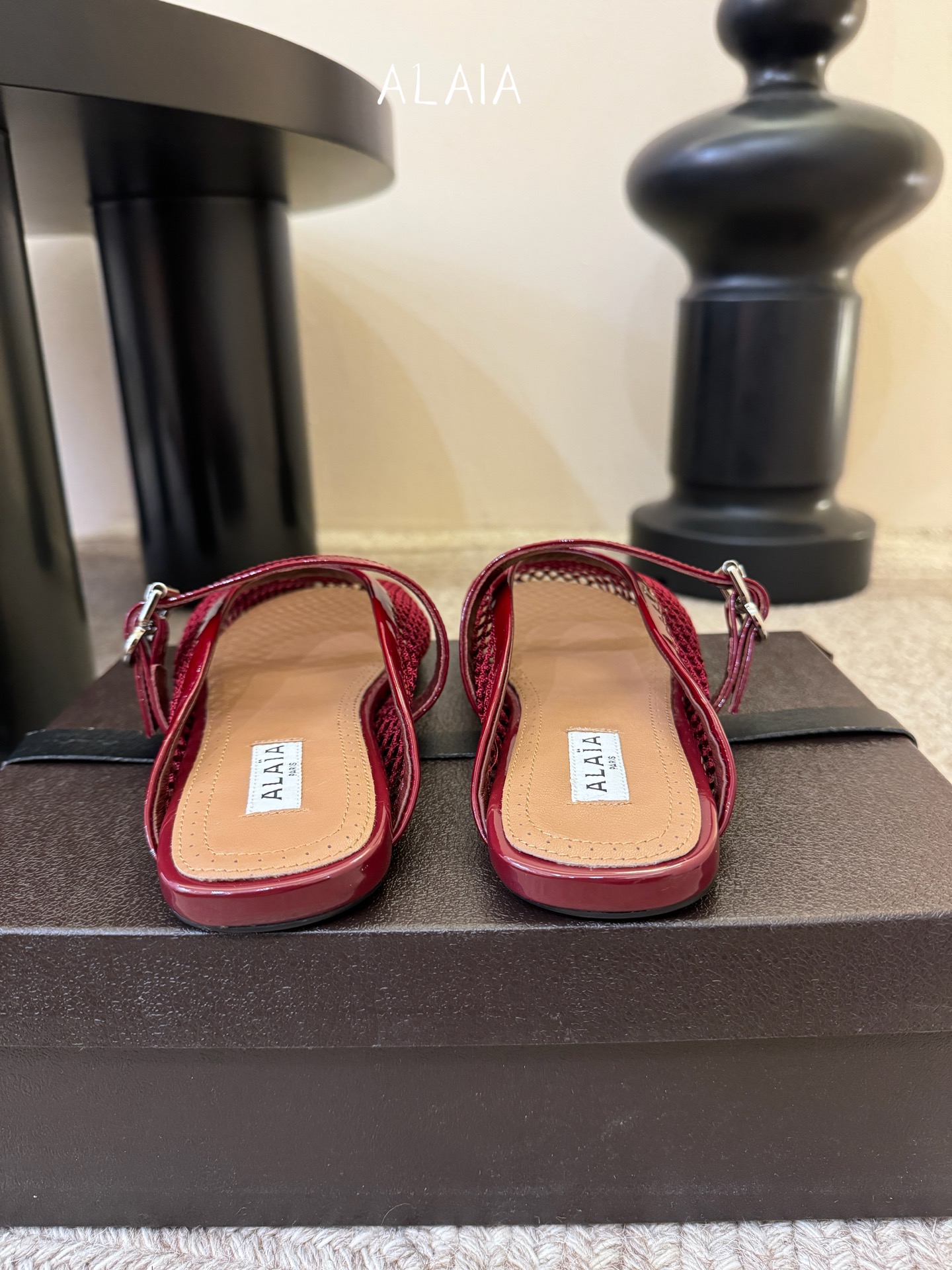 无钻alaia 26c new arrival～渔网系列爆🔥单品，时下流行审美。不过应该就今年🔥吧，这牌