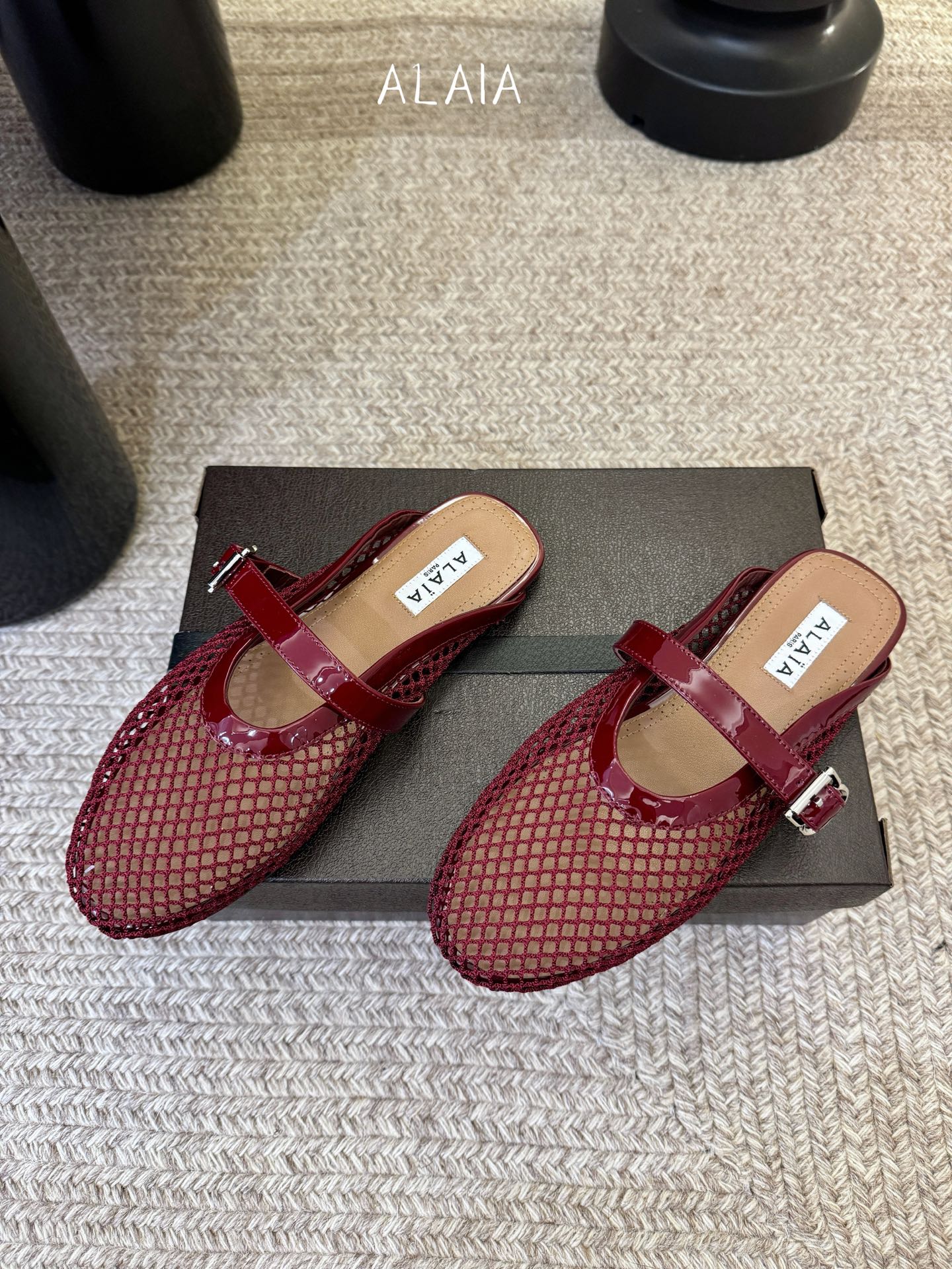 无钻alaia 26c new arrival～渔网系列爆🔥单品，时下流行审美。不过应该就今年🔥吧，这牌