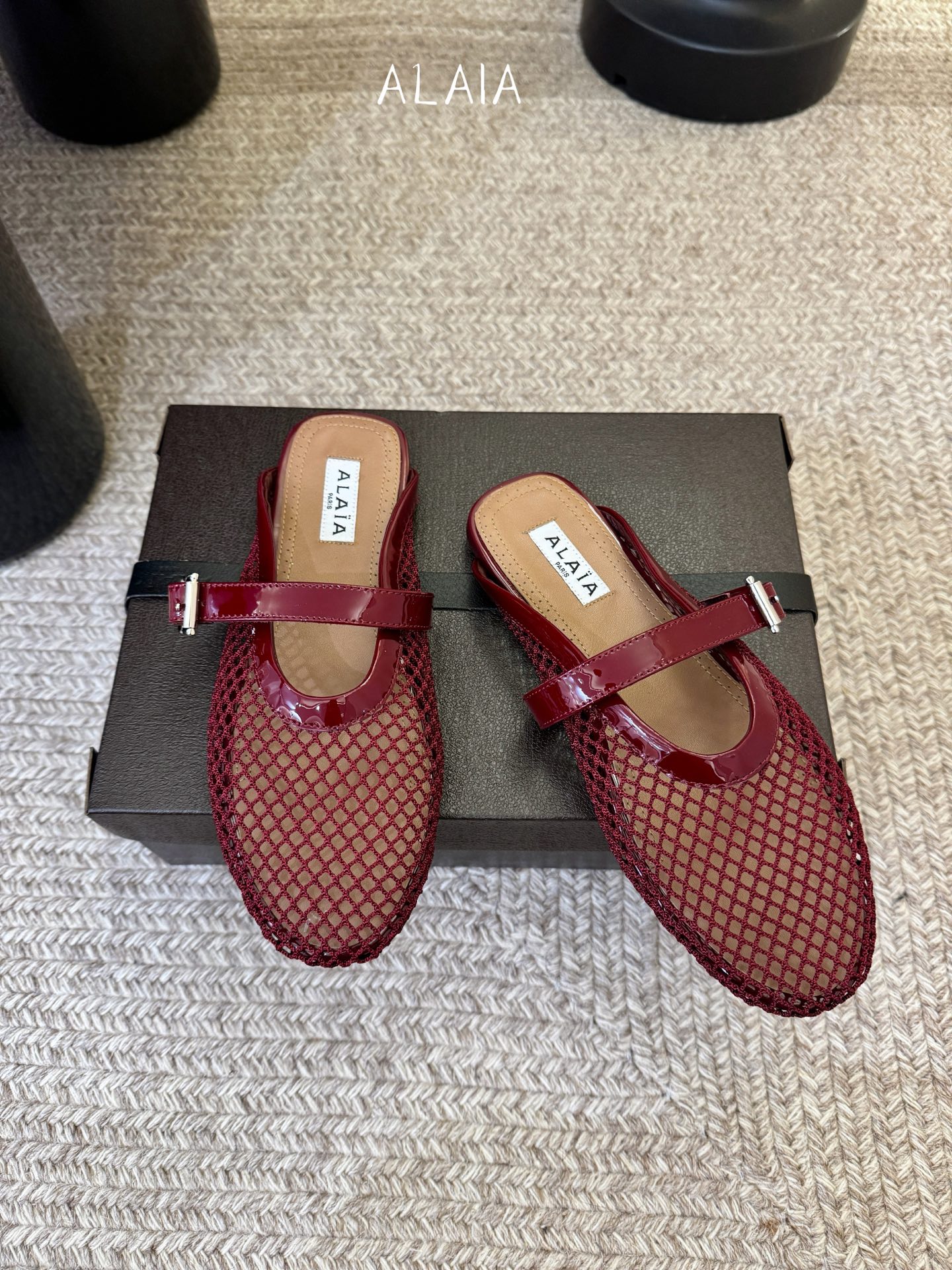 无钻alaia 26c new arrival～渔网系列爆🔥单品，时下流行审美。不过应该就今年🔥吧，这牌