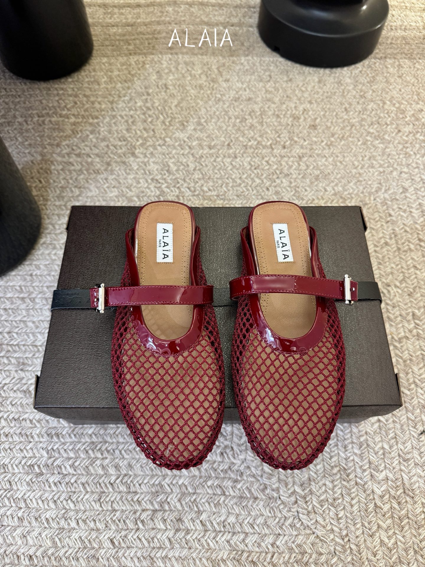 无钻alaia 26c new arrival～渔网系列爆🔥单品，时下流行审美。不过应该就今年🔥吧，这牌