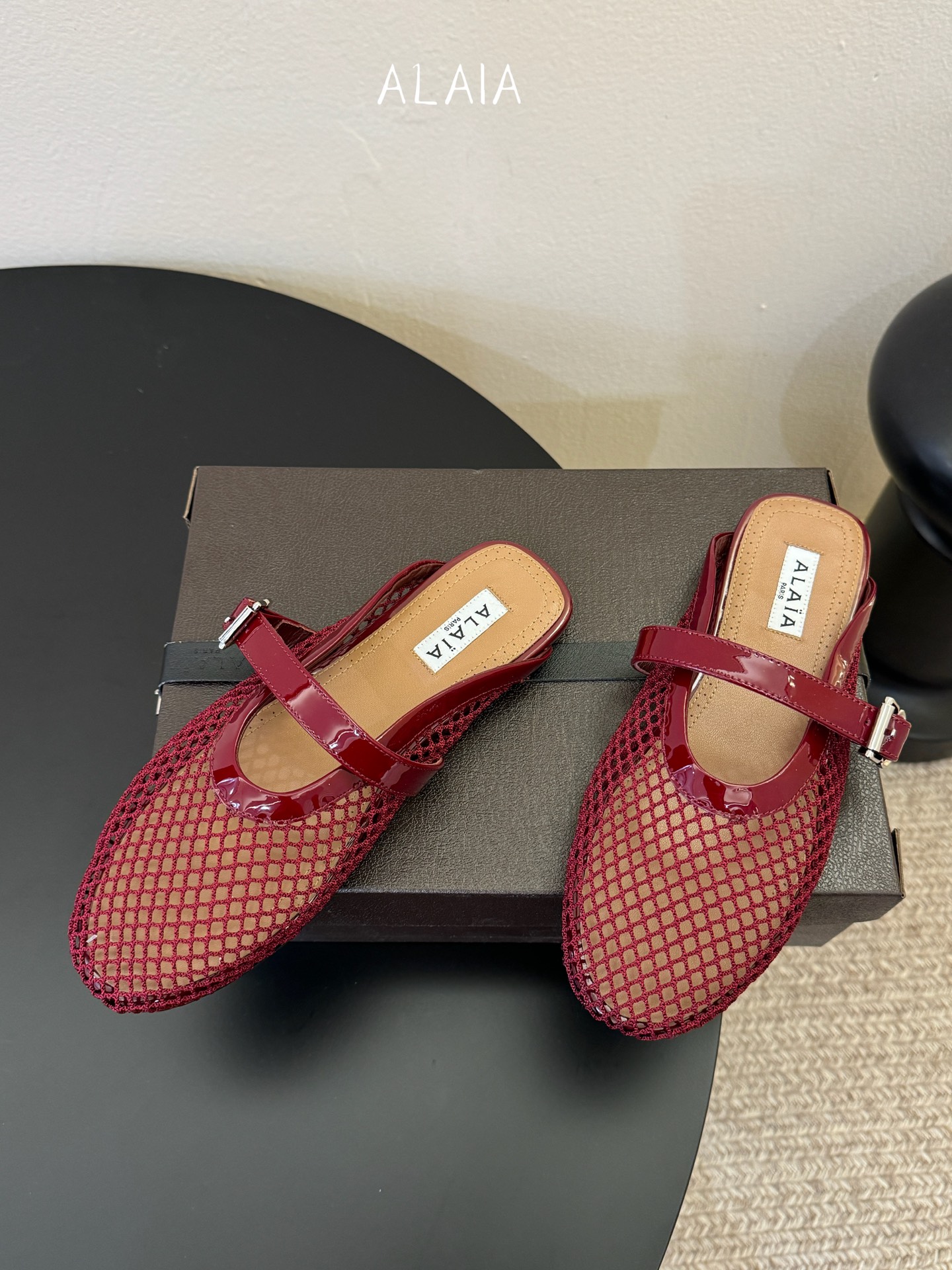 无钻alaia 26c new arrival～渔网系列爆🔥单品，时下流行审美。不过应该就今年🔥吧，这牌