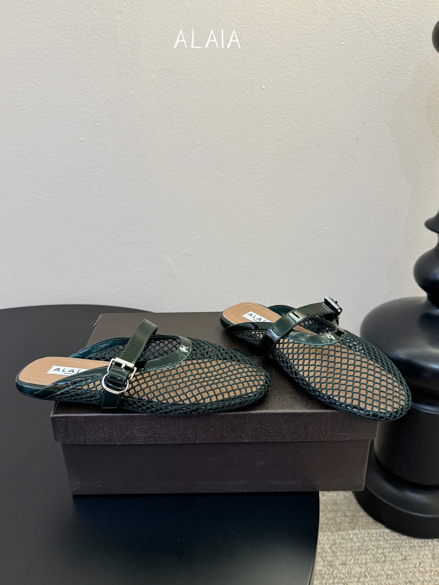 无钻alaia 26c new arrival～渔网系列爆🔥单品，时下流行审美。不过应该就今年🔥吧，这牌