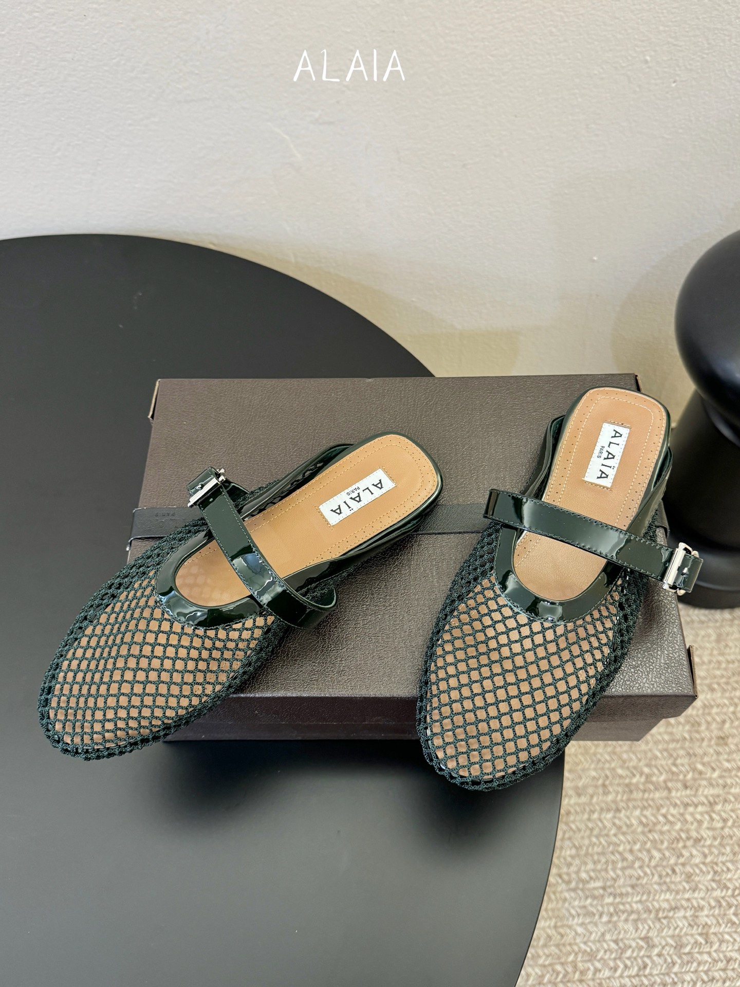 无钻alaia 26c new arrival～渔网系列爆🔥单品，时下流行审美。不过应该就今年🔥吧，这牌