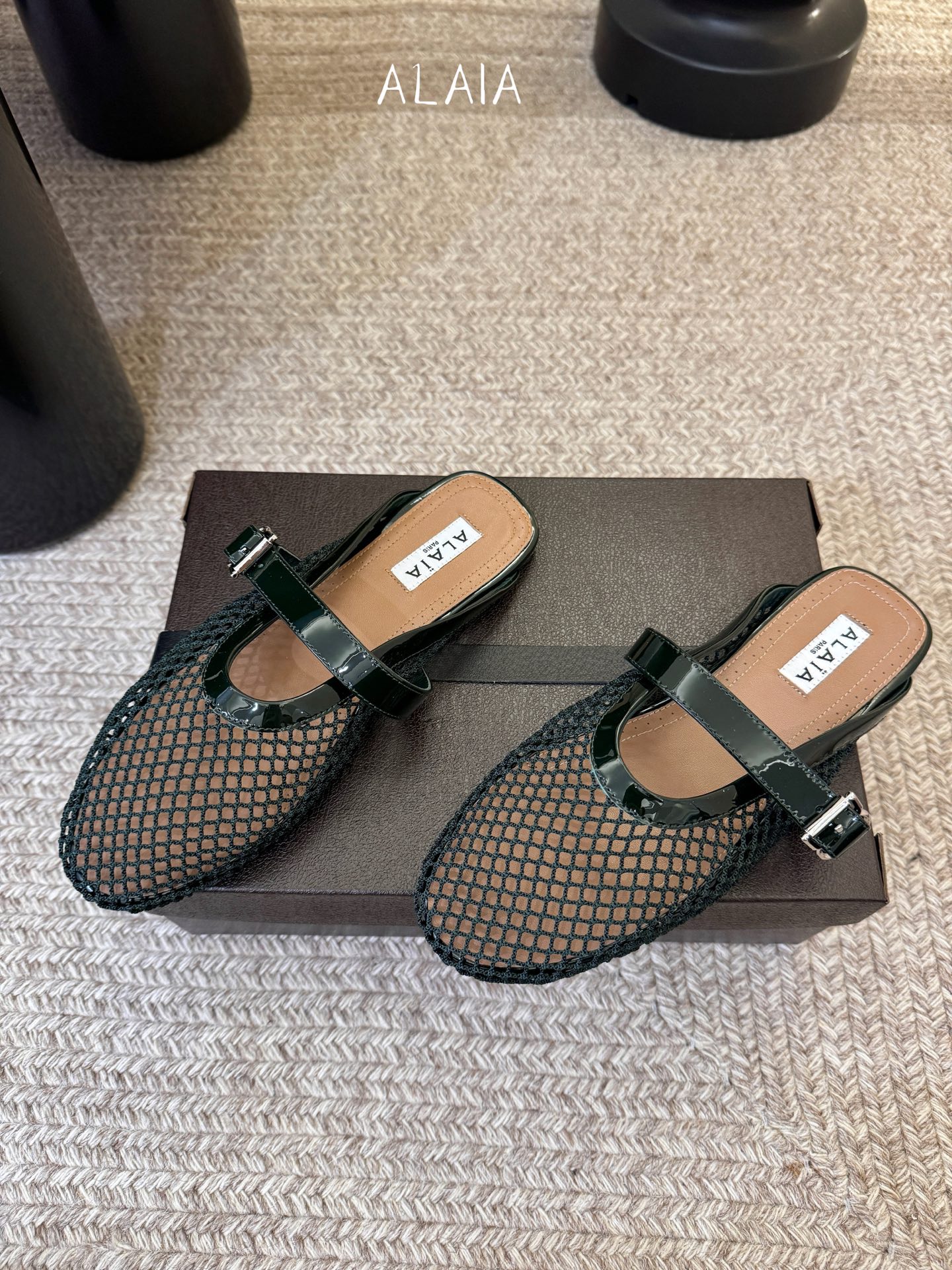 无钻alaia 26c new arrival～渔网系列爆🔥单品，时下流行审美。不过应该就今年🔥吧，这牌