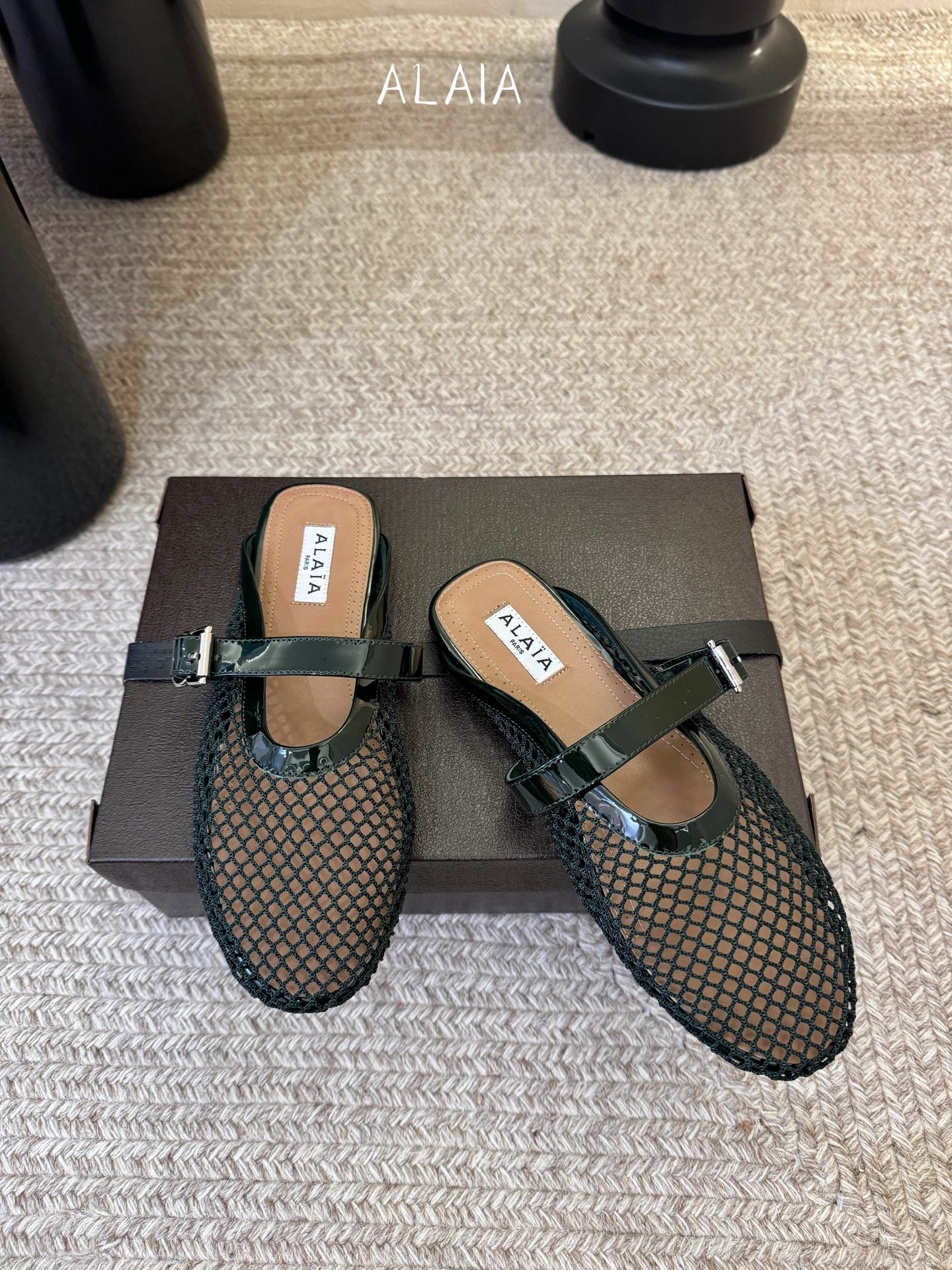 无钻alaia 26c new arrival～渔网系列爆🔥单品，时下流行审美。不过应该就今年🔥吧，这牌