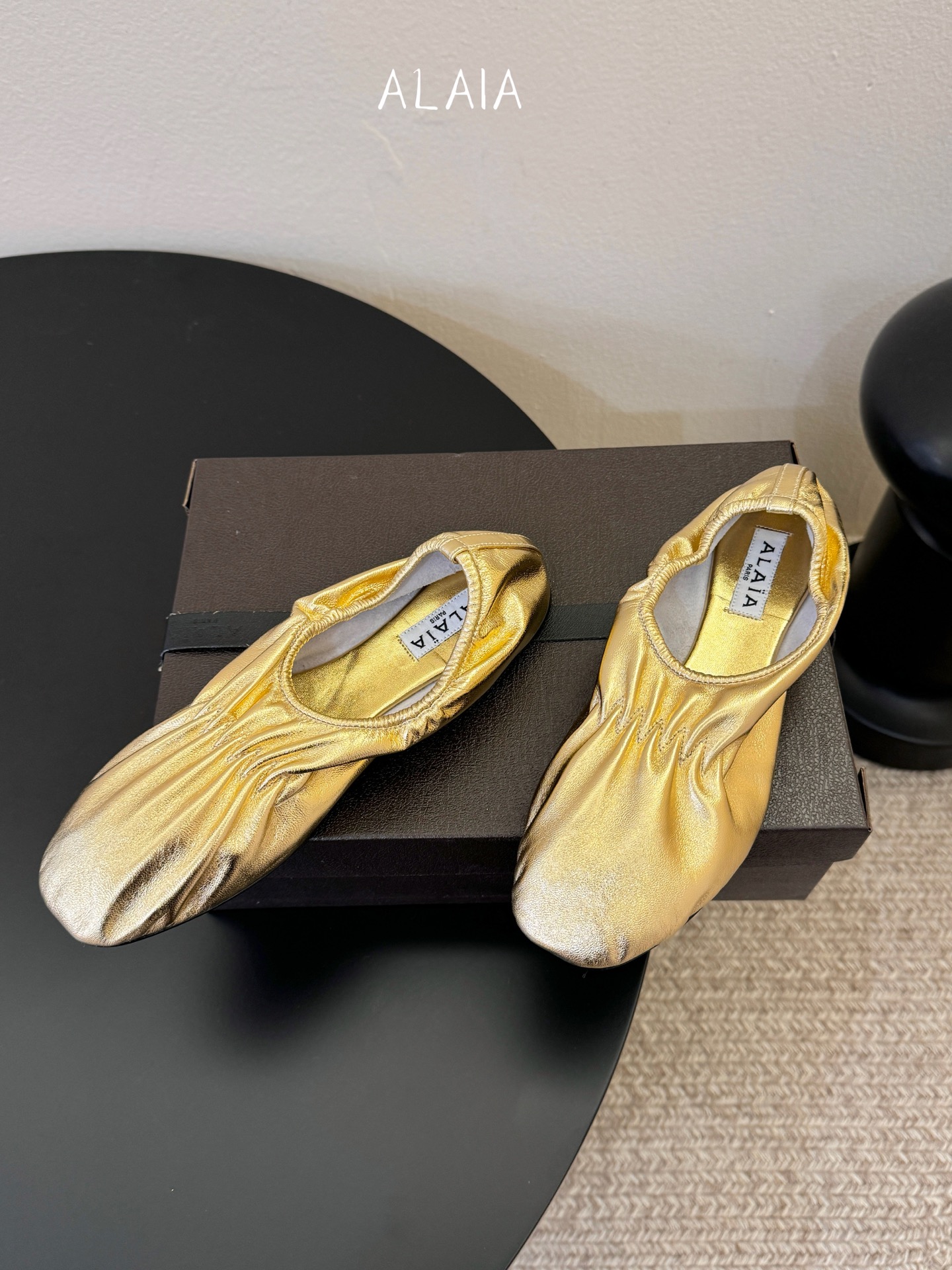 ALAÏ* 26ss 早春新款松紧褶皱平底鞋单鞋鞋面采用顶级小羊皮，触感如云朵般柔软细腻，自带自然的褶皱