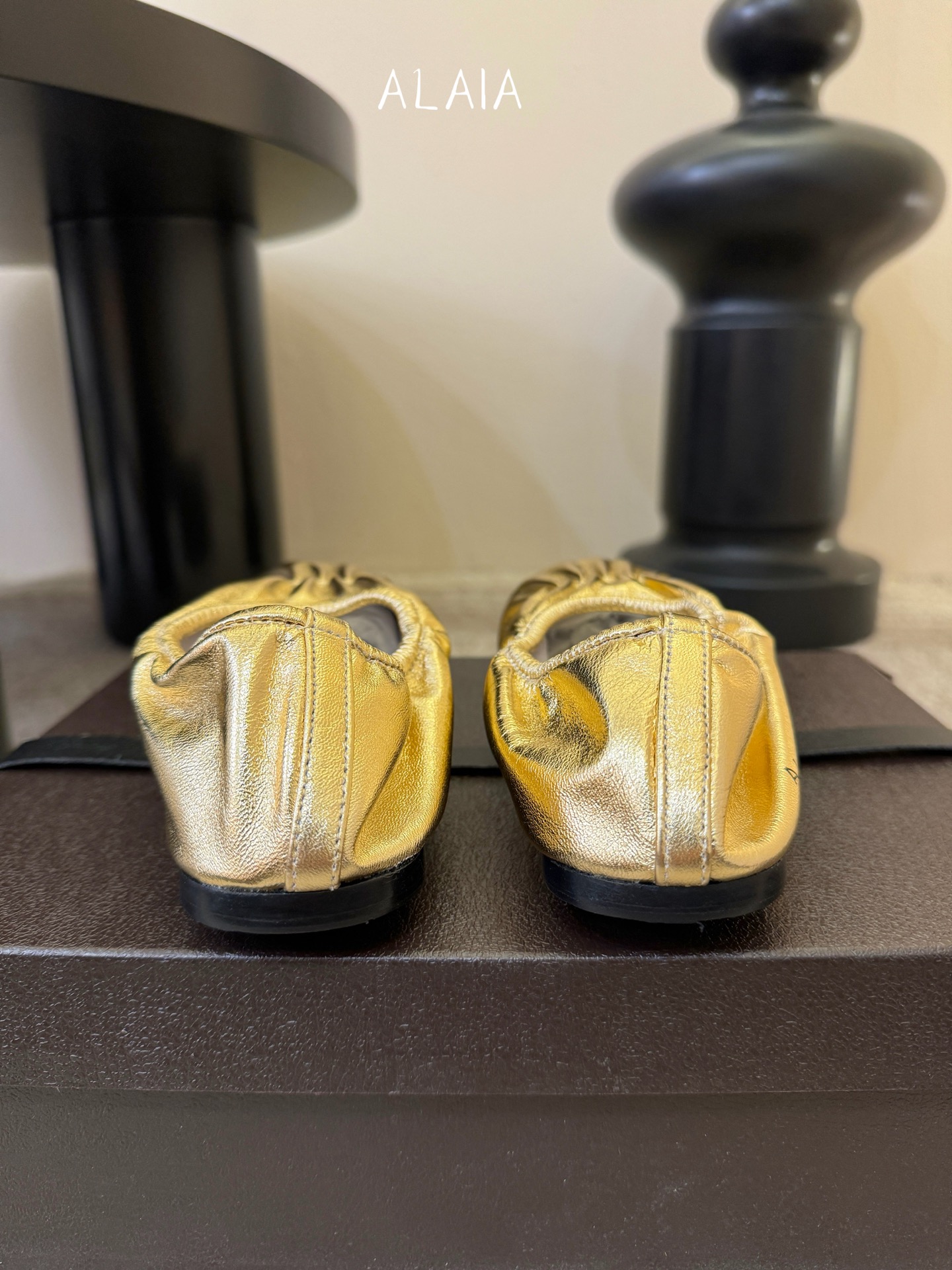 ALAÏ* 26ss 早春新款松紧褶皱平底鞋单鞋鞋面采用顶级小羊皮，触感如云朵般柔软细腻，自带自然的褶皱