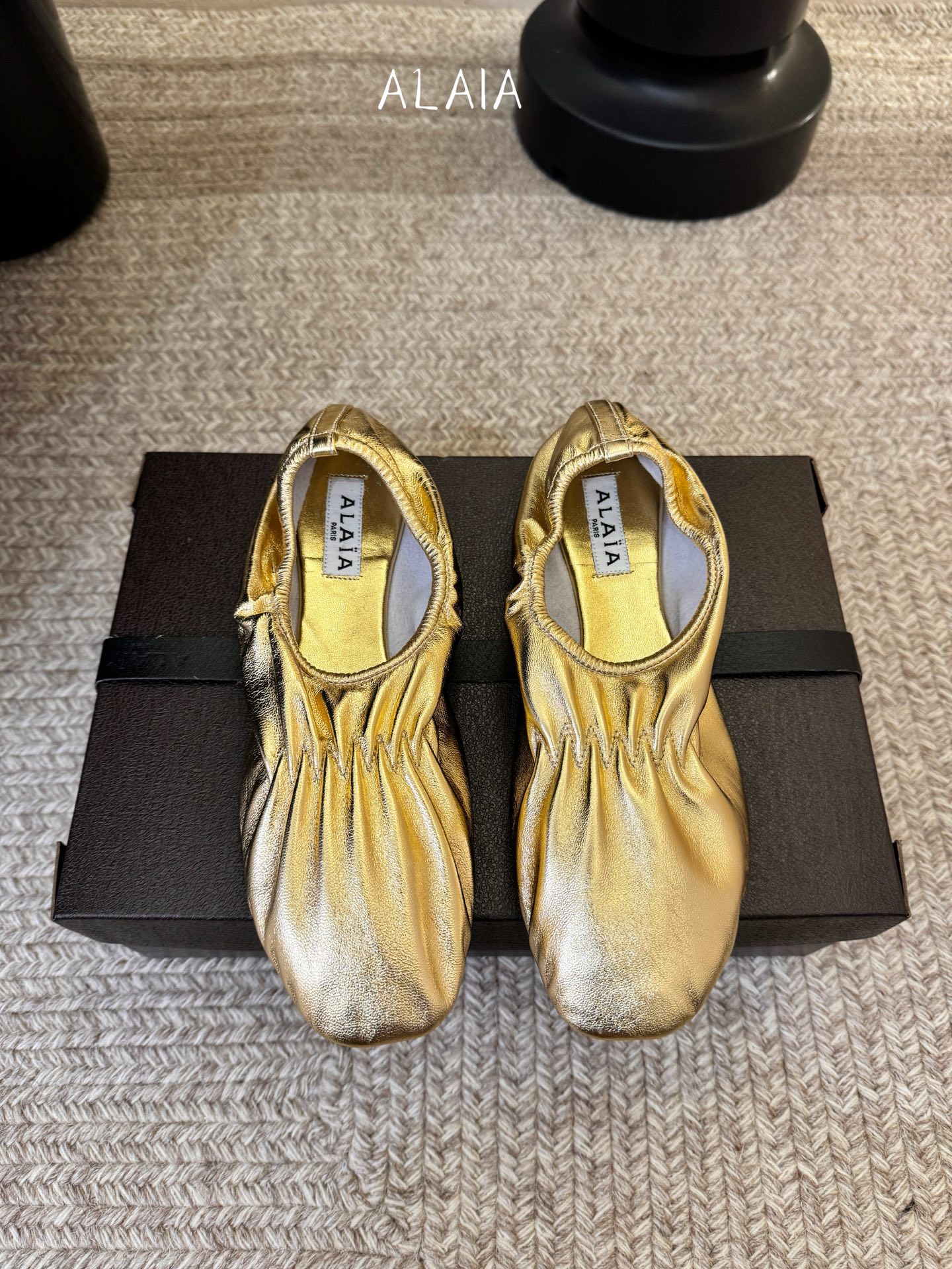 ALAÏ* 26ss 早春新款松紧褶皱平底鞋单鞋鞋面采用顶级小羊皮，触感如云朵般柔软细腻，自带自然的褶皱