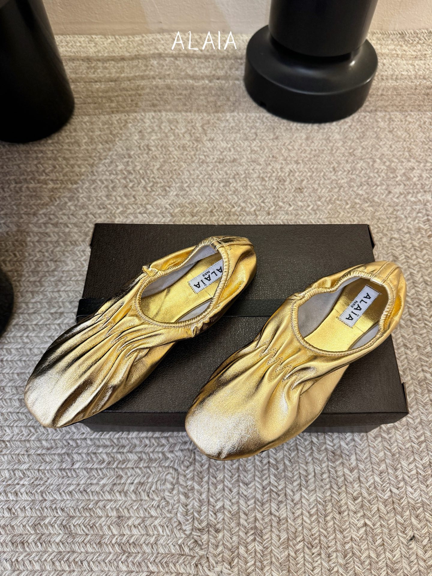 ALAÏ* 26ss 早春新款松紧褶皱平底鞋单鞋鞋面采用顶级小羊皮，触感如云朵般柔软细腻，自带自然的褶皱