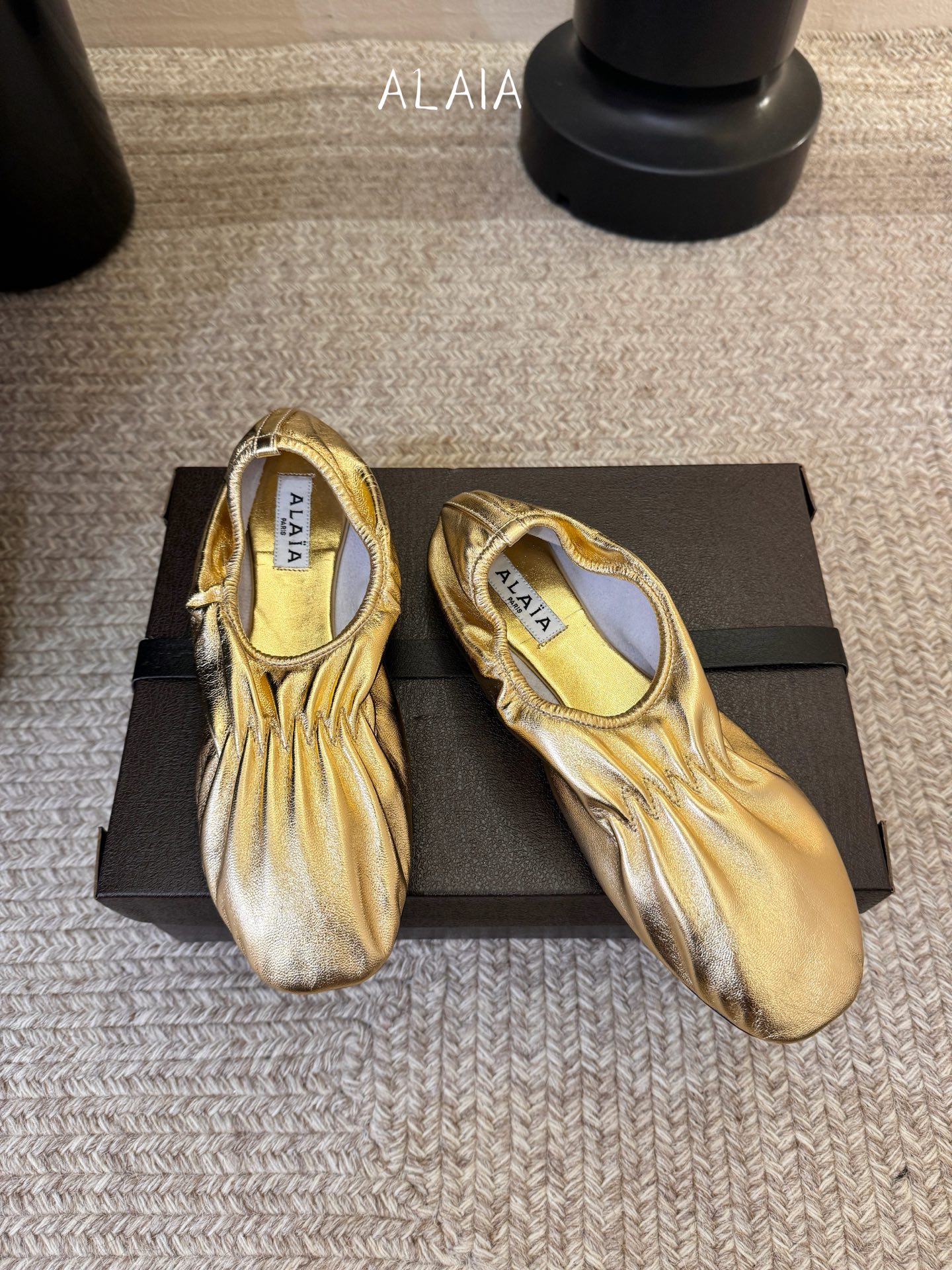 ALAÏ* 26ss 早春新款松紧褶皱平底鞋单鞋鞋面采用顶级小羊皮，触感如云朵般柔软细腻，自带自然的褶皱