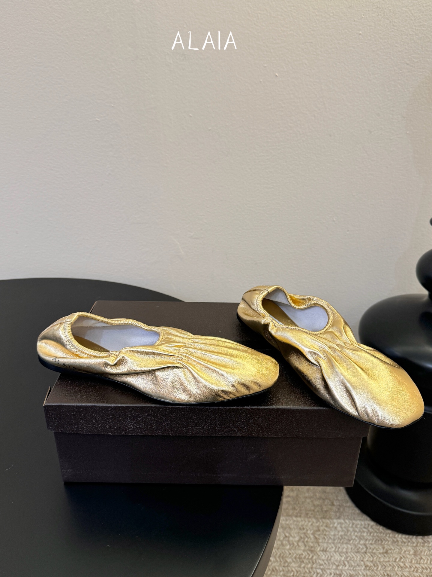 ALAÏ* 26ss 早春新款松紧褶皱平底鞋单鞋鞋面采用顶级小羊皮，触感如云朵般柔软细腻，自带自然的褶皱