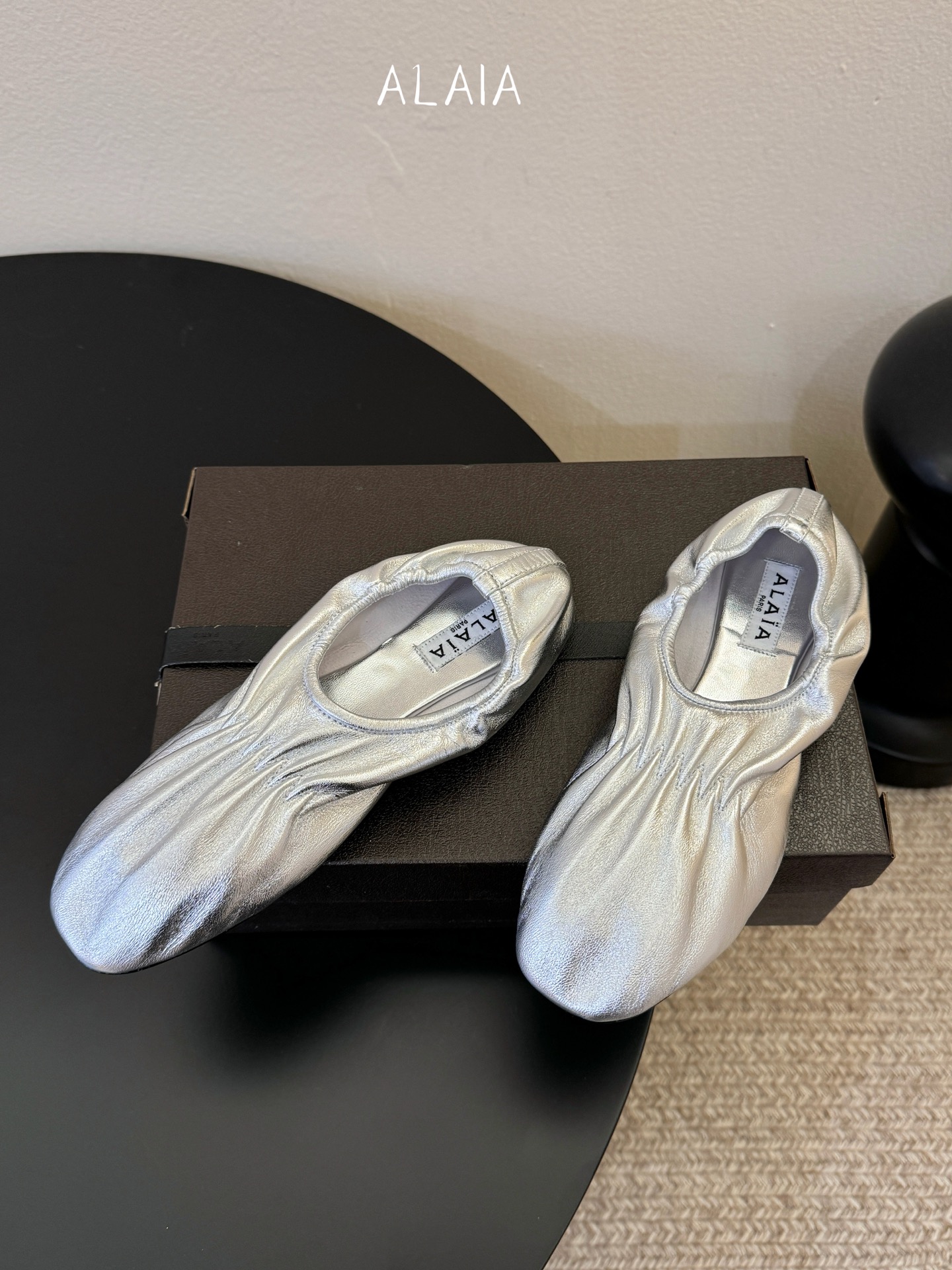 ALAÏ* 26ss 早春新款松紧褶皱平底鞋单鞋鞋面采用顶级小羊皮，触感如云朵般柔软细腻，自带自然的褶皱