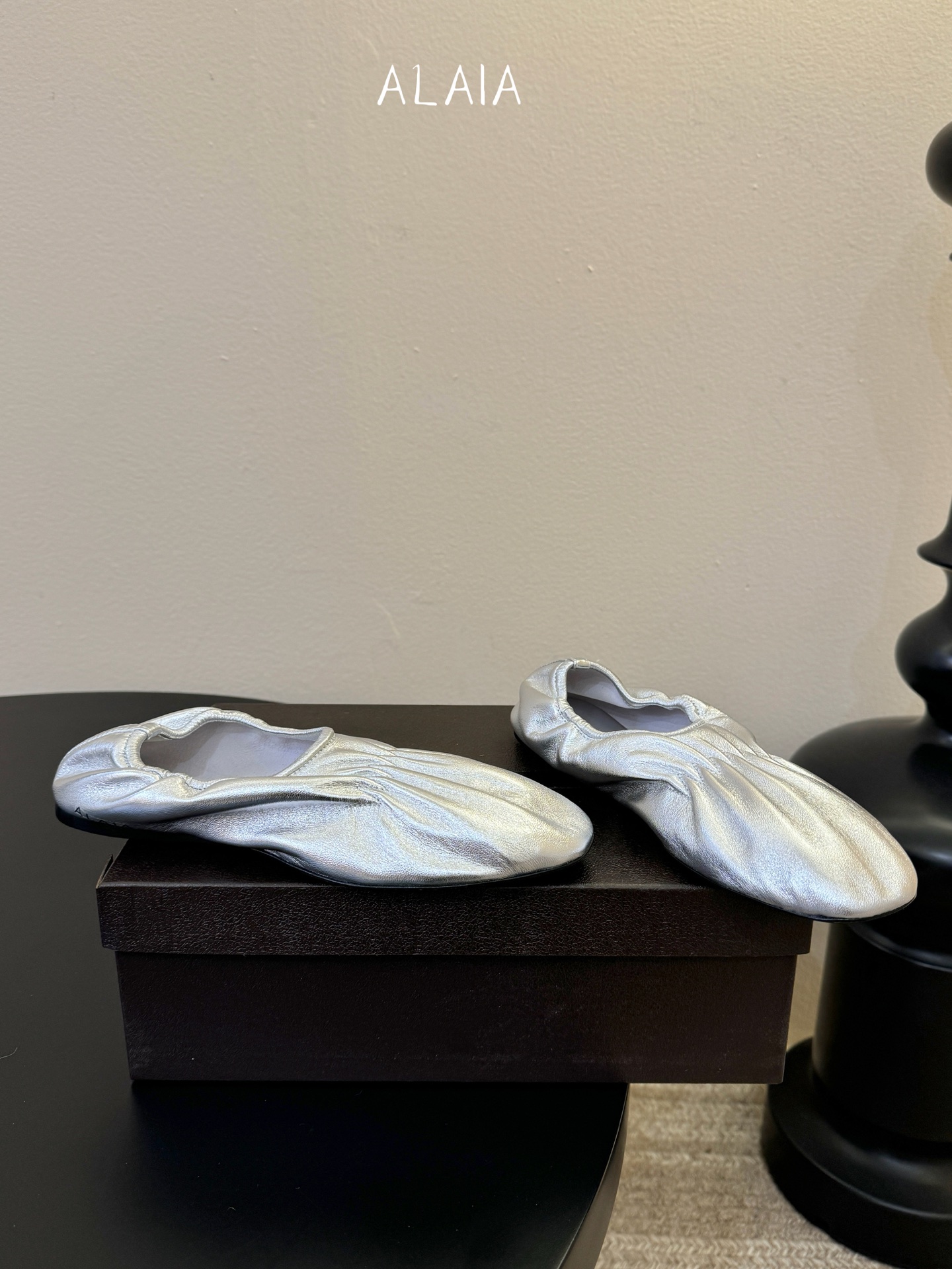 ALAÏ* 26ss 早春新款松紧褶皱平底鞋单鞋鞋面采用顶级小羊皮，触感如云朵般柔软细腻，自带自然的褶皱