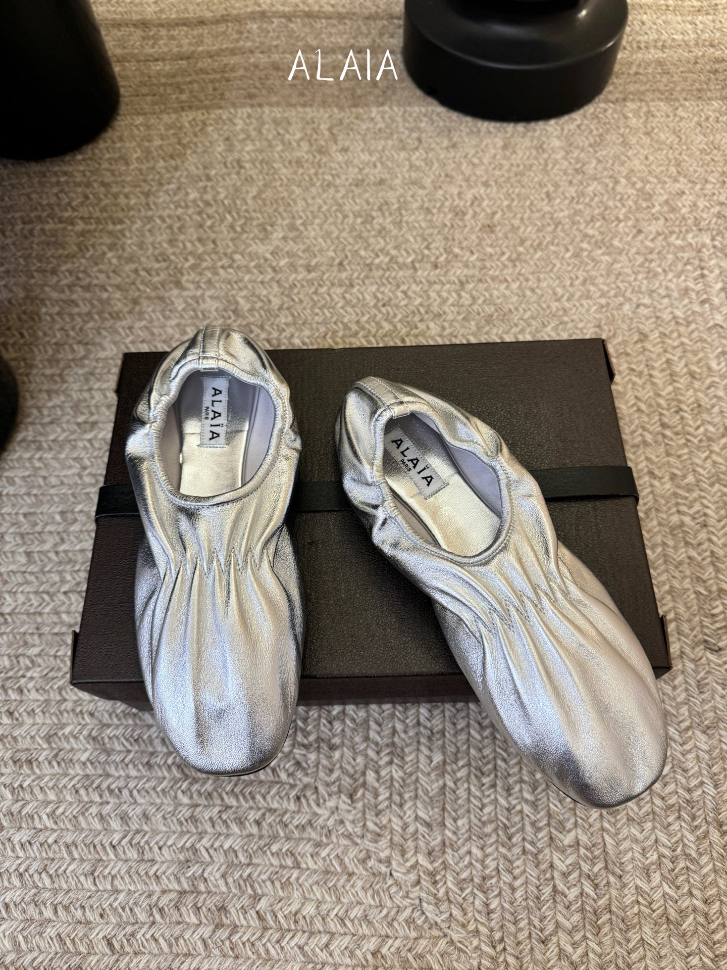 ALAÏ* 26ss 早春新款松紧褶皱平底鞋单鞋鞋面采用顶级小羊皮，触感如云朵般柔软细腻，自带自然的褶皱