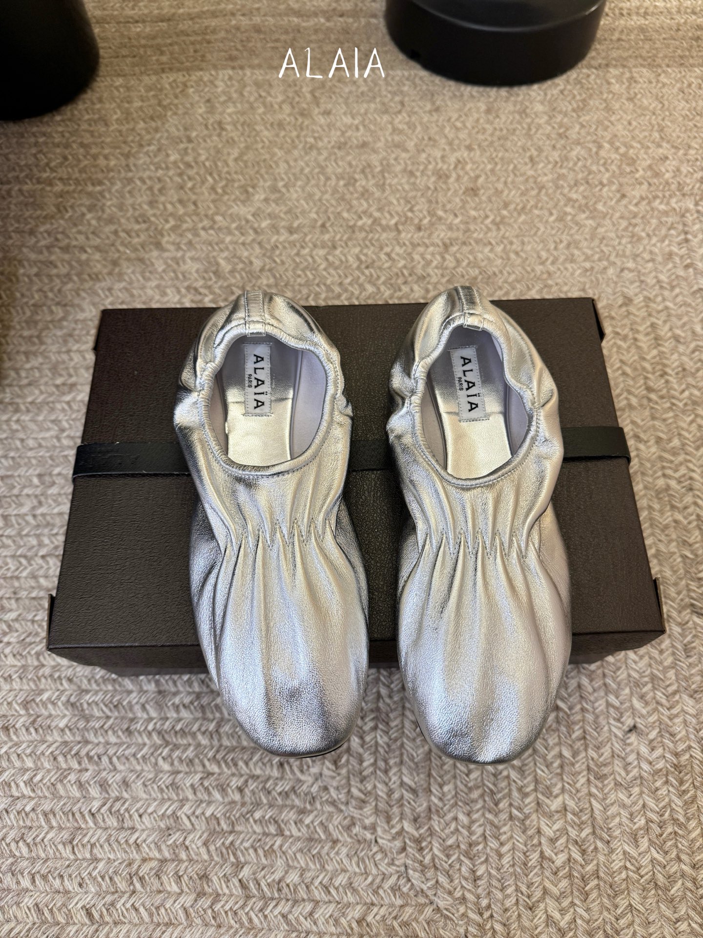 NO:747727,ALA* 26ss early spring new elastic pleated flat shoes. The upper is made of top-grade lambskin, which feels as soft and delicate as clouds. It has natural pleated texture. It will gradually fit the shape of the foot as you wear it, making it more comfortable as you wear it.  The toe adopts a slightly pointed oval cut, which visually modifies the foot shape without appearing bloated; the elastic pleat design of the shoe mouth is both elastic and wrapping, which can fit the ankle and adapt to different foot shapes; there is no unnecessary decoration on the whole, only the brand logo is used as the logo, showing minimalist luxury. Sheepskin upper, sheepskin lining, leather outsole, 1cm higher  Size 35-41 (customized sizes 40 and 41 are non-refundable), single shoes, flats, sheepskin, Leather soles19860909ALA* 26ss 早春新款松紧褶皱平底鞋单鞋 鞋面采用顶级小羊皮,触感如云朵般柔软细腻,自带自然的褶皱肌理,随着穿着会逐渐贴合脚型,越穿越贴合舒适. 鞋头采用微尖的椭圆剪裁,视觉上修饰脚型且不显臃肿；鞋口的松紧褶皱设计兼具弹性与包裹感,既能贴合脚踝,又能适应不同脚型；整体无多余装饰,仅以品牌 Logo 作为标识,尽显极简奢华. 鞋面羊皮 内里羊皮 大底真皮大底 增高1cm size35-41码（40、41码定制不退换）,单鞋,flats,sheepskin,Leather soles,Women's Shoes