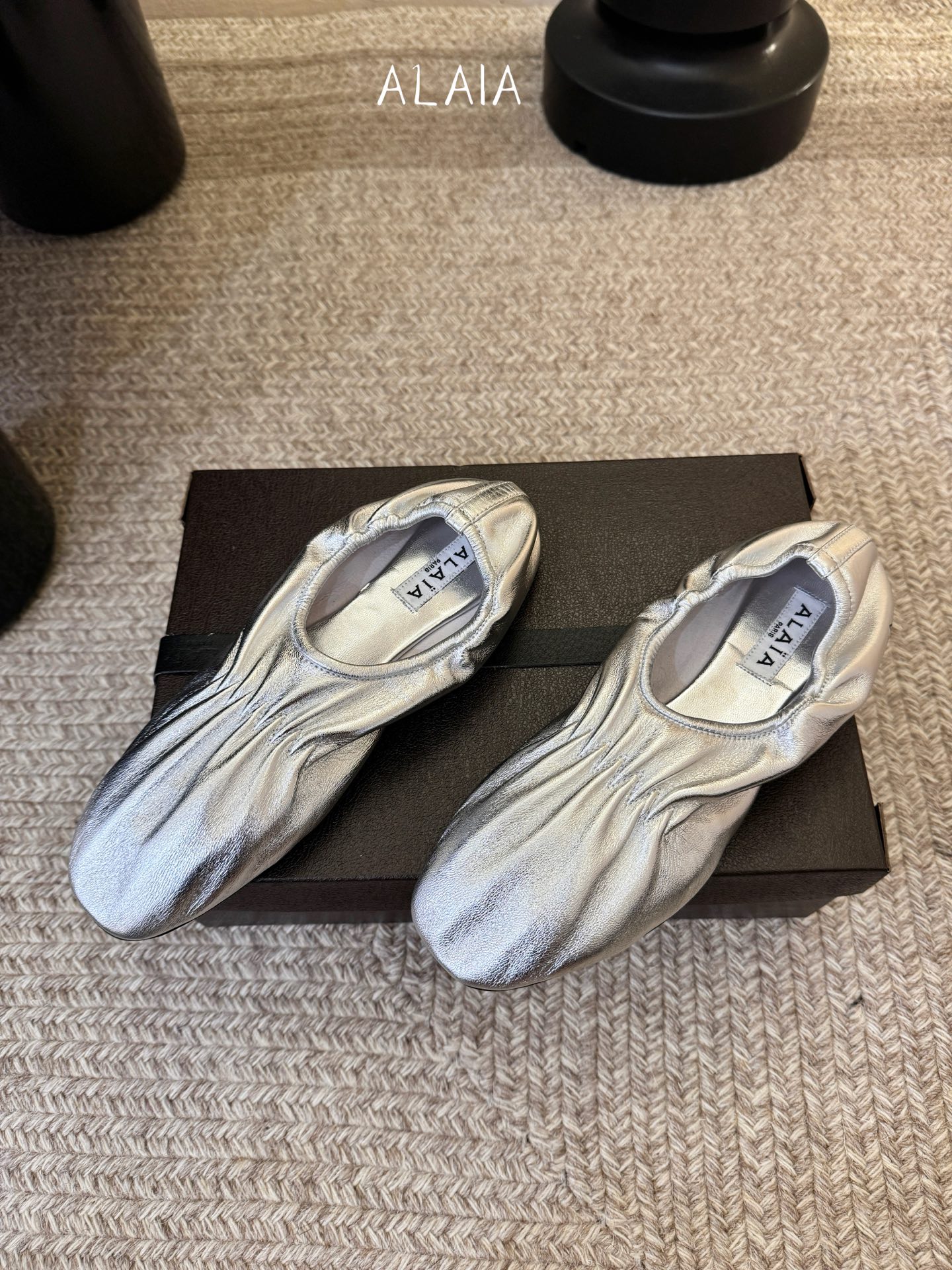 ALAÏ* 26ss 早春新款松紧褶皱平底鞋单鞋鞋面采用顶级小羊皮，触感如云朵般柔软细腻，自带自然的褶皱