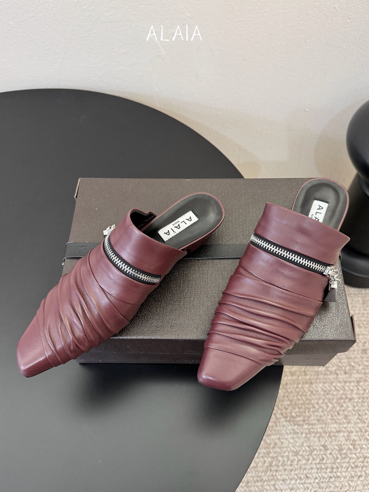 ALAiAI 26c new arrival～链条小跟凉拖Alaia小跟凉拖，搭配银色链条，简约又超有辨