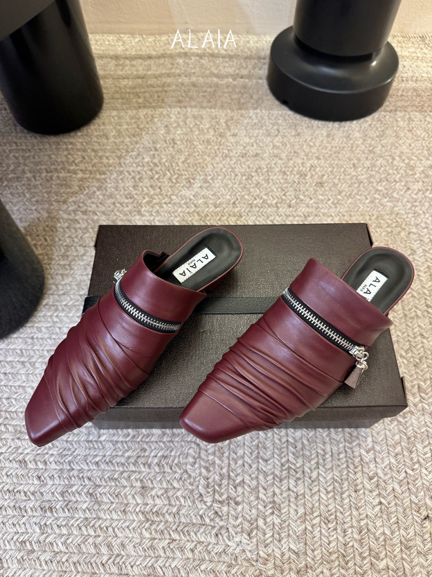 ALAiAI 26c new arrival～链条小跟凉拖Alaia小跟凉拖，搭配银色链条，简约又超有辨