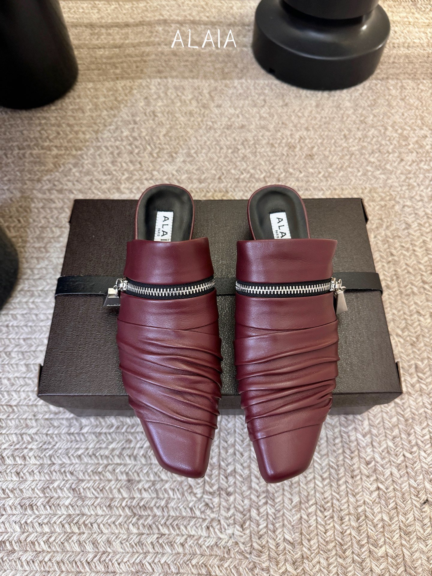 ALAiAI 26c new arrival～链条小跟凉拖Alaia小跟凉拖，搭配银色链条，简约又超有辨