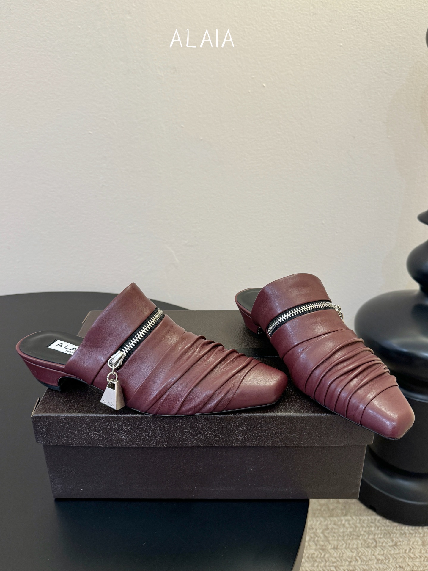 ALAiAI 26c new arrival～链条小跟凉拖Alaia小跟凉拖，搭配银色链条，简约又超有辨