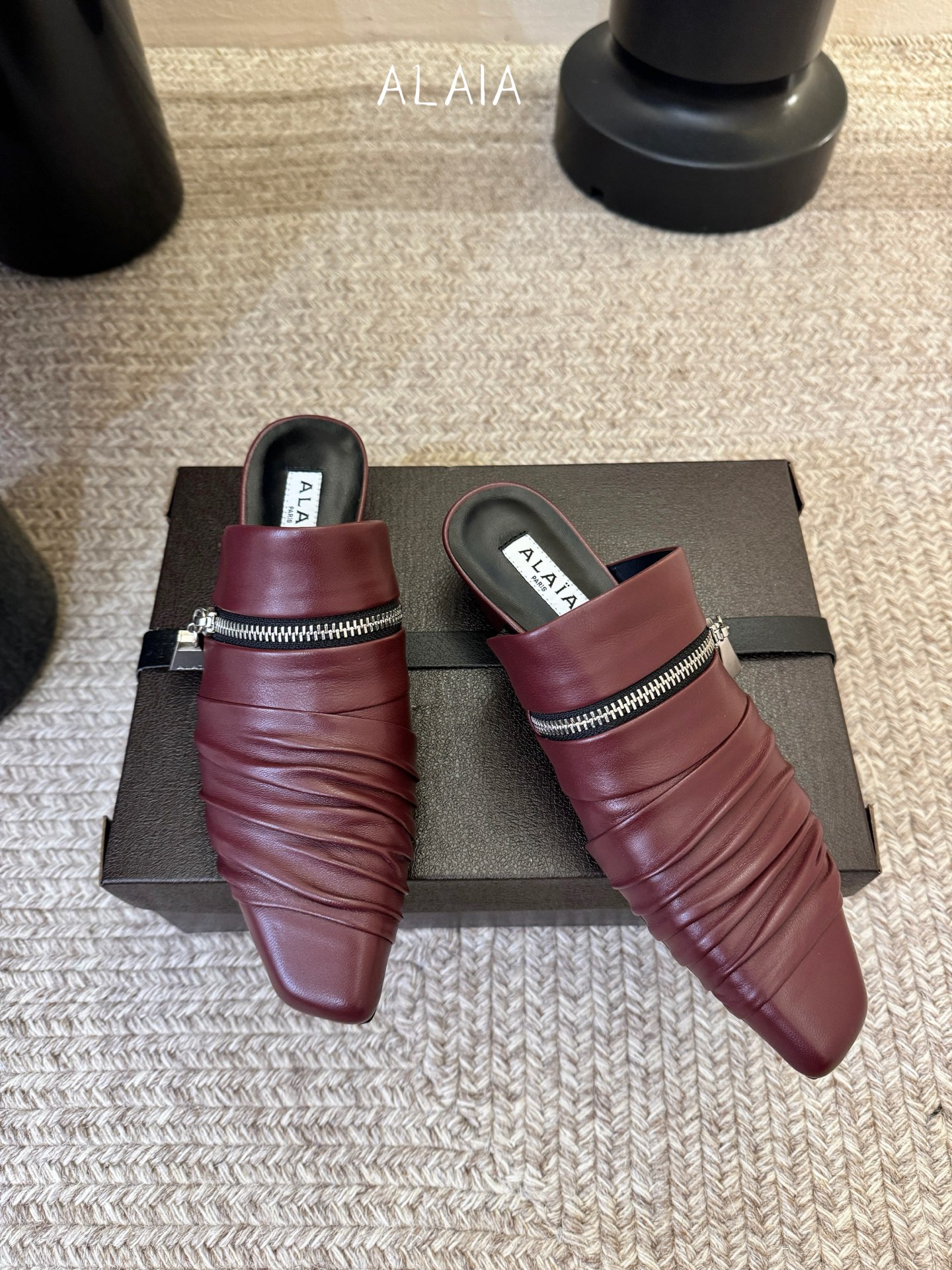 ALAiAI 26c new arrival～链条小跟凉拖Alaia小跟凉拖，搭配银色链条，简约又超有辨