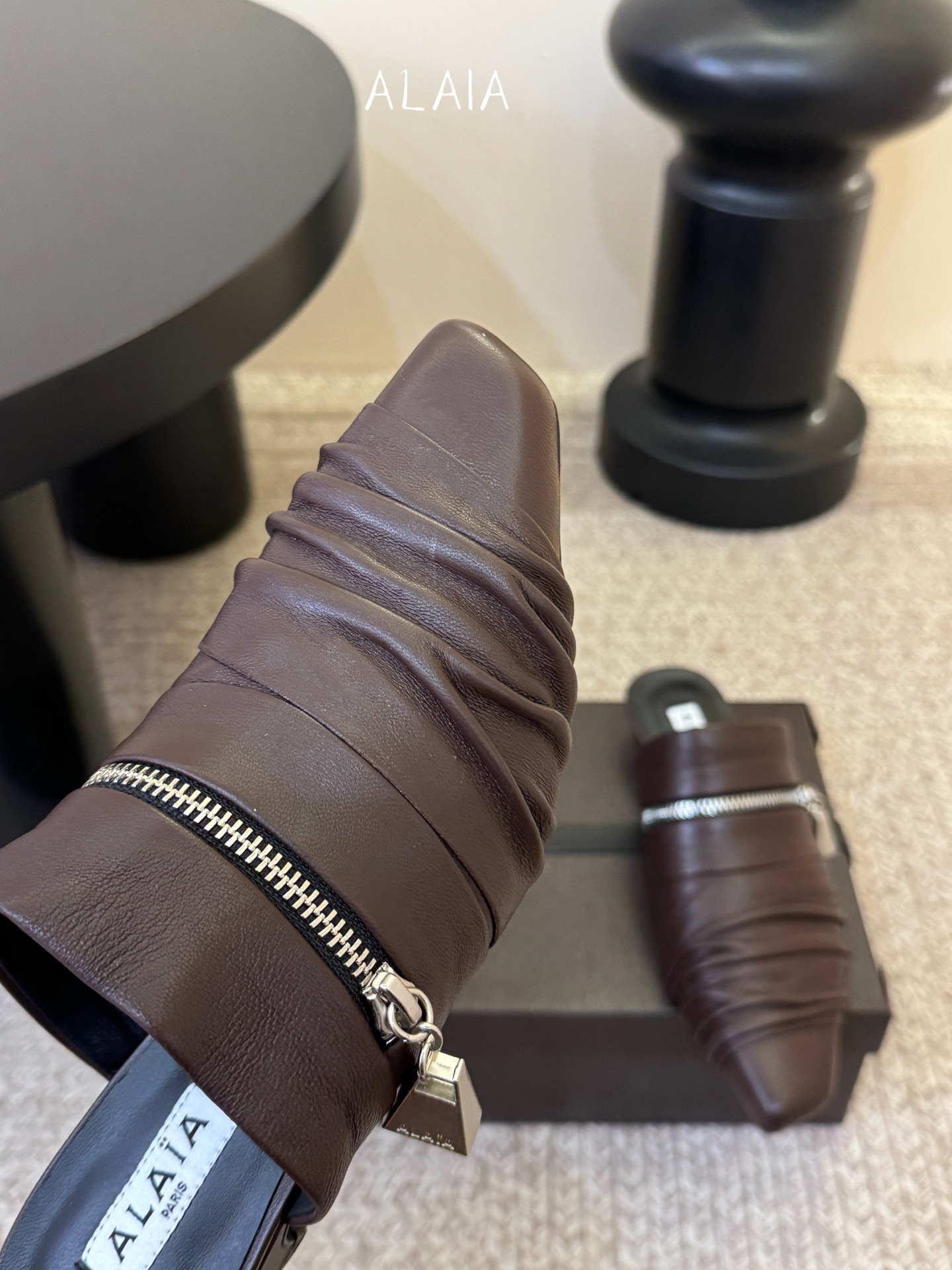 ALAiAI 26c new arrival～链条小跟凉拖Alaia小跟凉拖，搭配银色链条，简约又超有辨