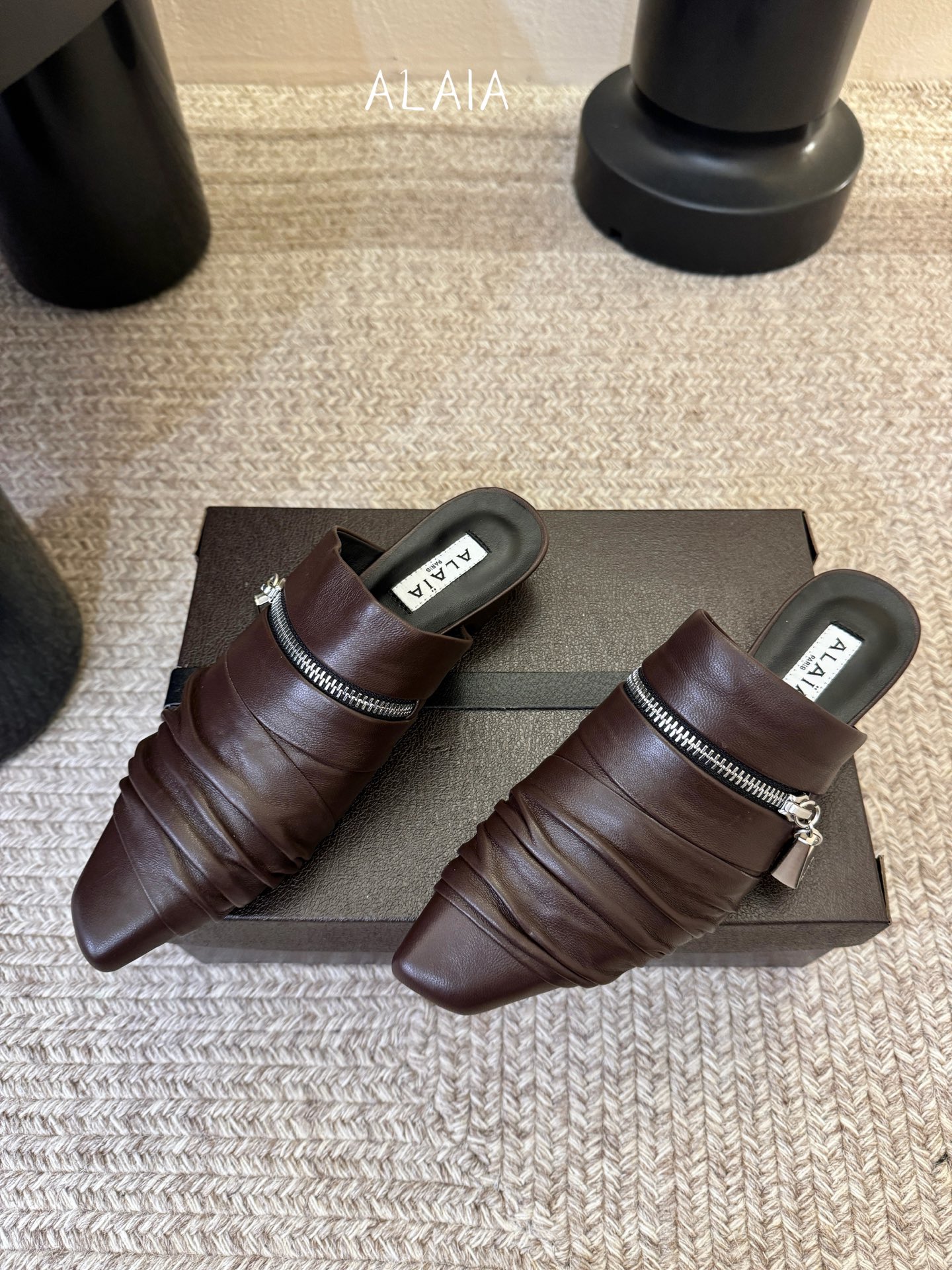 ALAiAI 26c new arrival～链条小跟凉拖Alaia小跟凉拖，搭配银色链条，简约又超有辨