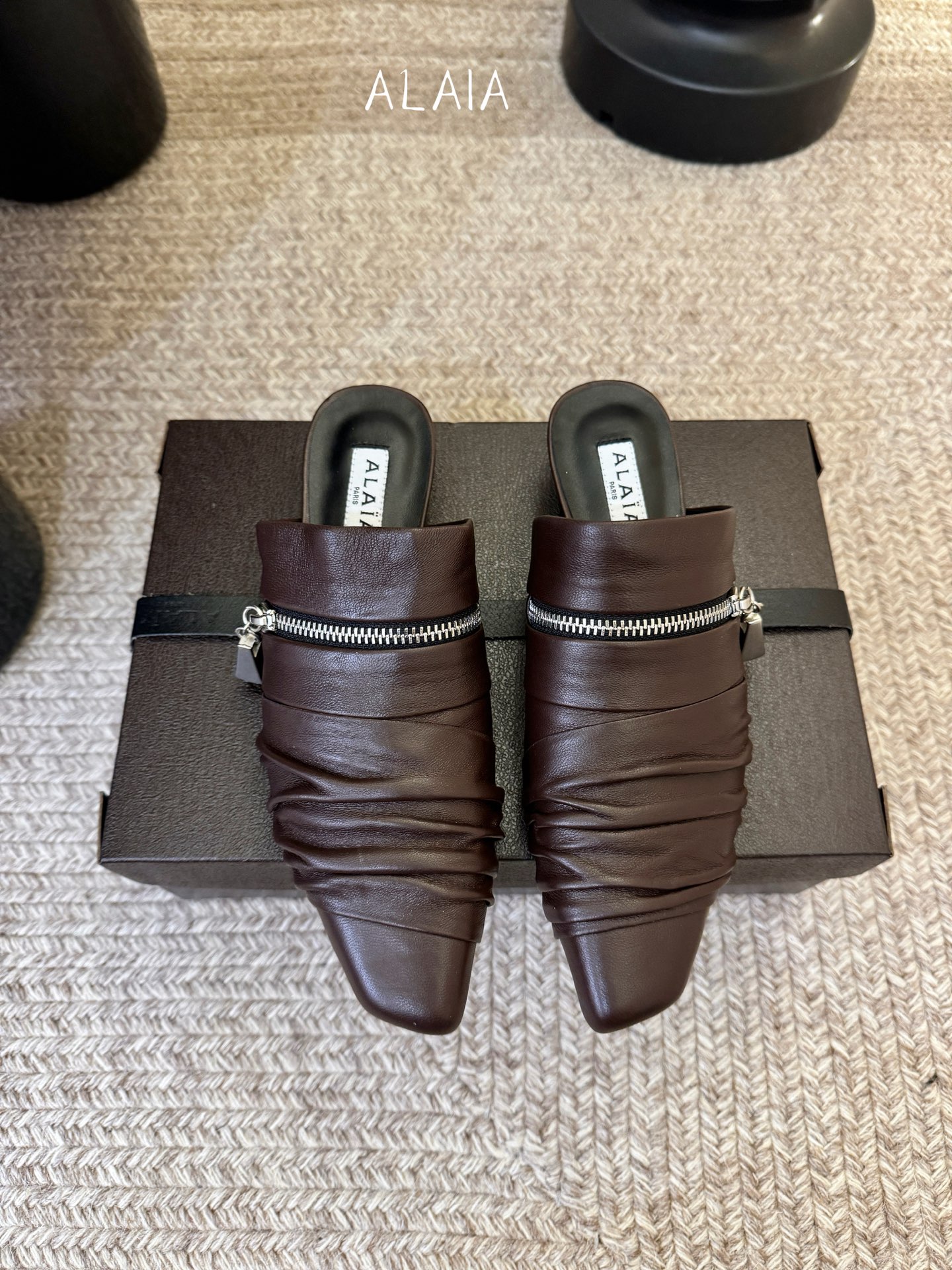 ALAiAI 26c new arrival～链条小跟凉拖Alaia小跟凉拖，搭配银色链条，简约又超有辨