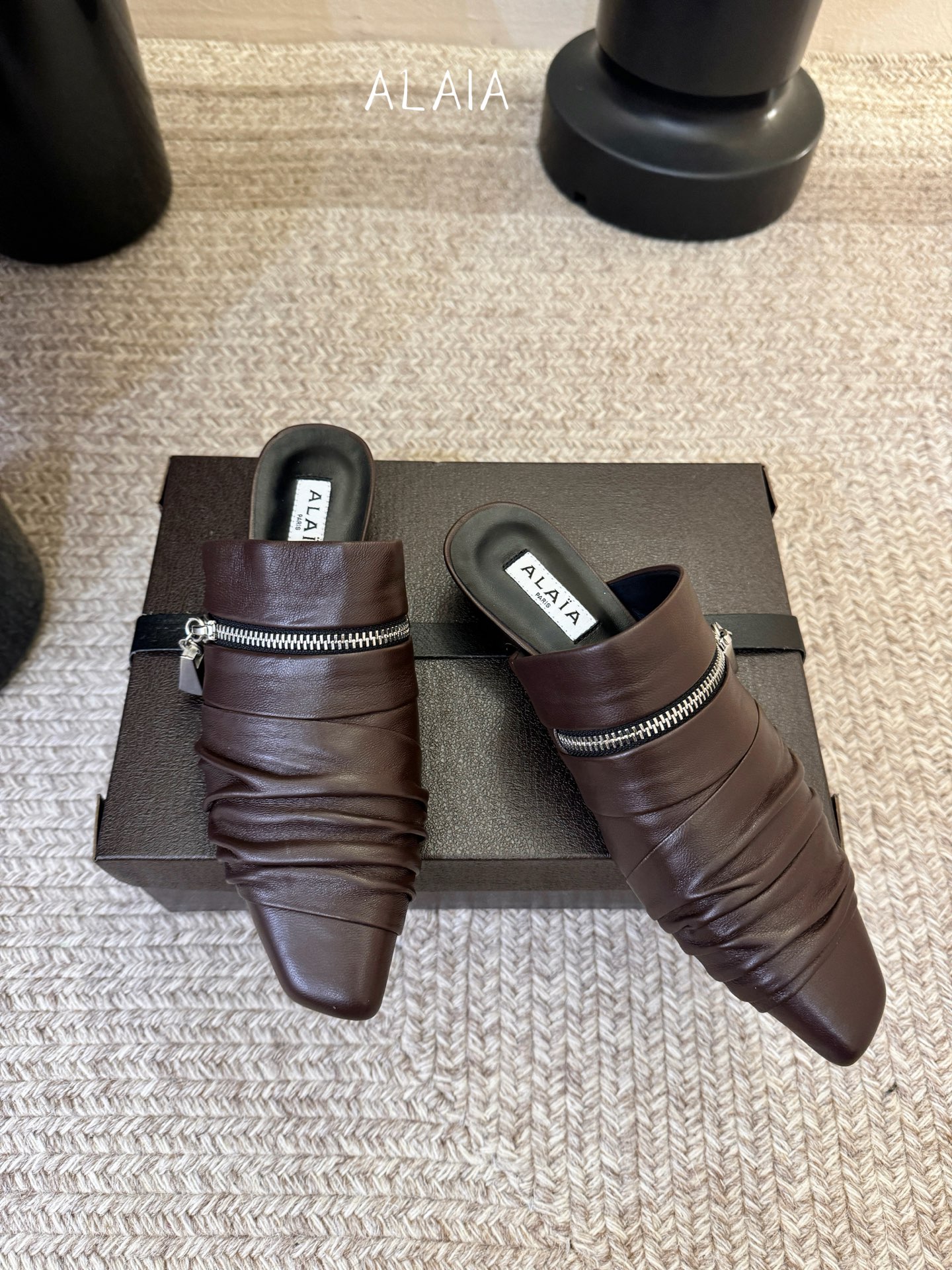 ALAiAI 26c new arrival～链条小跟凉拖Alaia小跟凉拖，搭配银色链条，简约又超有辨